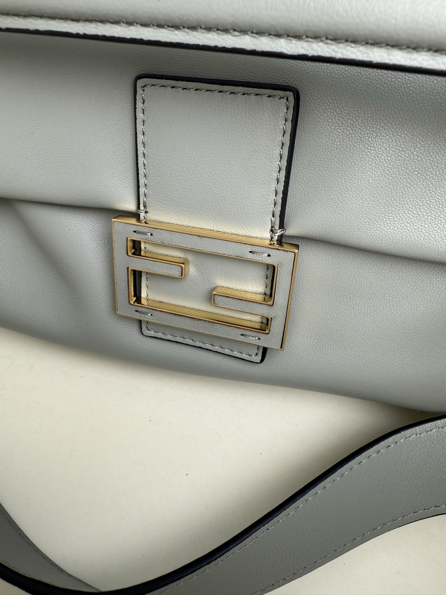 New Mamma Baguette: Soft Sheepskin Medium Bag with Golden Button - 图片 4