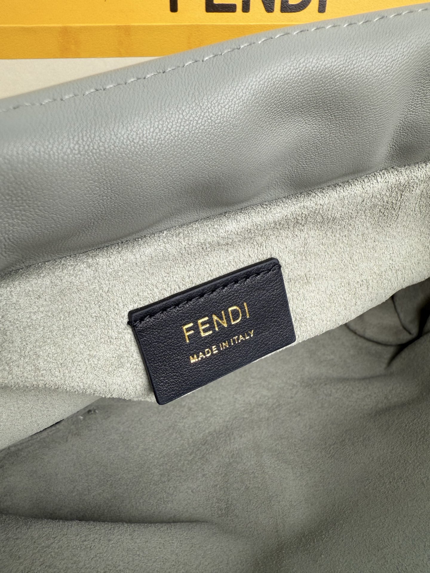 New Mamma Baguette: Soft Sheepskin Medium Bag with Golden Button - 图片 8