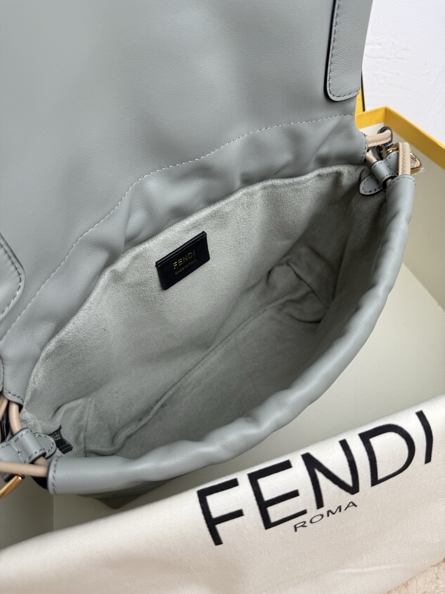 New Mamma Baguette: Soft Sheepskin Medium Bag with Golden Button - 图片 7