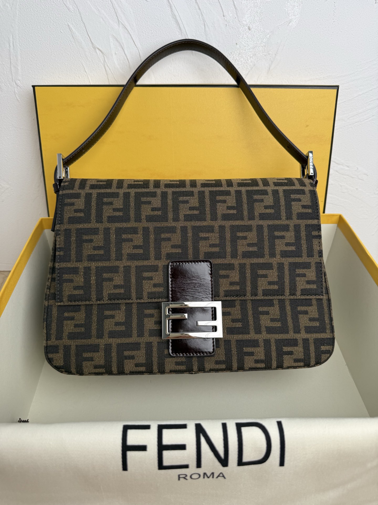 NO:211480,Vintage FENDI Retro old-color brown oil wax cowhide leather carry-on bag size 29x21x11 3311, fendi, fendi, fendi, shoulder bags, cowhide19860909Vintage FENDI 复古老花啡色油腊牛皮手提、单肩包 尺寸29x21x11 3311,芬迪,fendi,fendi,shoulder bags,cowhide,Bag