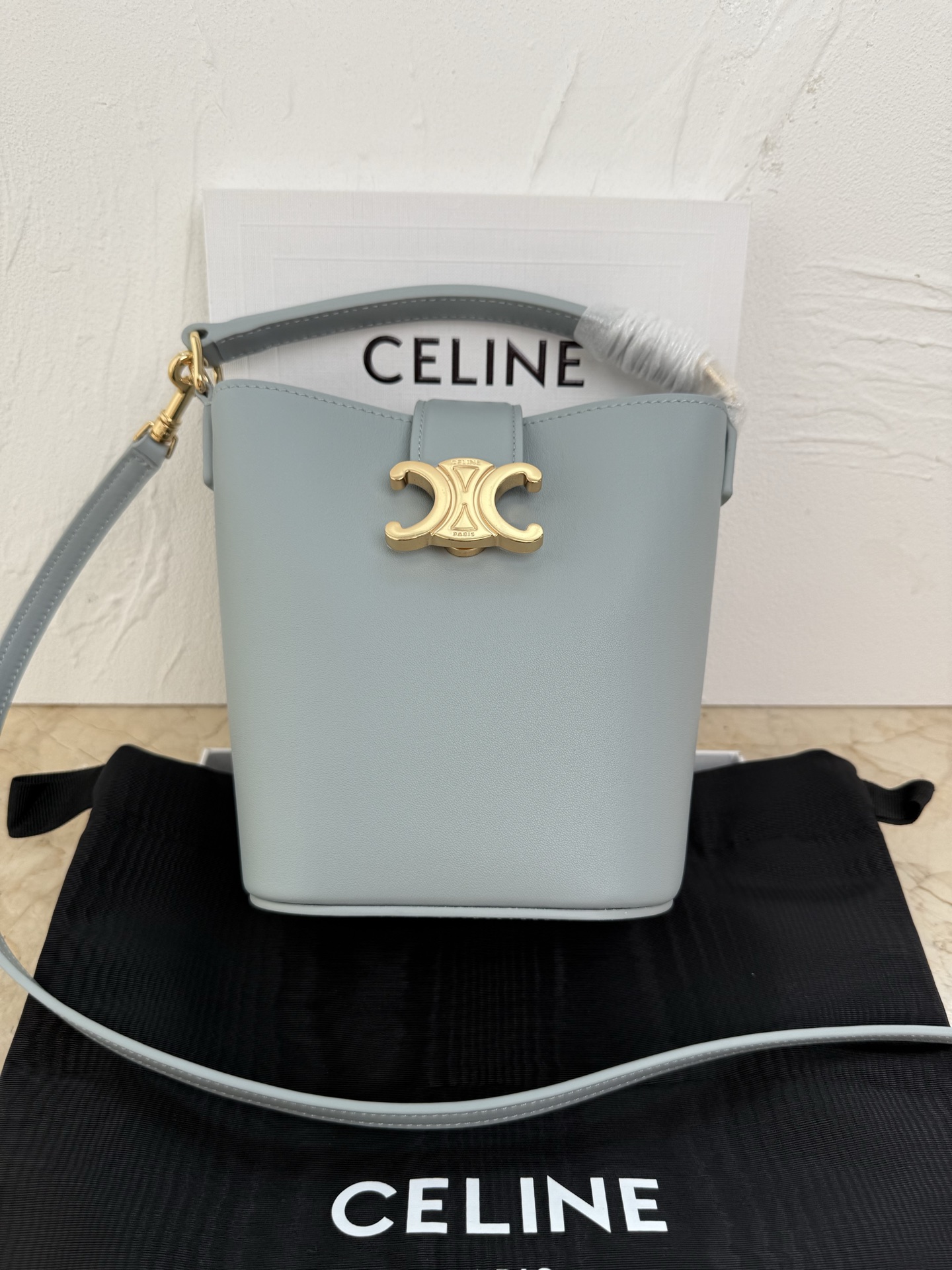 NO:211542,Mini handbag, this model can accommodate larger smartphone models such as PLUS 5 X 6 X 4 inches (13.5 X 16 X 10 cm) Cowhide leather Sheep leather lining Gold finish Hand, shoulder and crossbody Leather flip with TRIOMPHE magnetic buckle 1 main compartment Leather handle 2 inches (5 cm) 1 removable and adjustable shoulder strap, minimum length 17 inches (44 cm) and maximum length 23 inches (59 cm) No. 10N473GHJ.38NO, Celine, celine, celine, cowhide, sheepskin19860909迷你手袋,本款型可装下PLUS等较大的智能手机机型 5 X 6 X 4英寸(13.5 X 16 X 10厘米) 牛皮革 羊皮革衬里 金色饰面 手提、肩背和斜挎 皮革翻盖,配TRIOMPHE磁扣 1个主隔层 皮革提手长2英寸（5厘米） 1条可拆卸和可调节肩带,最小长度17英寸（44厘米）,最大长度23英寸（59厘米） 编号10N473GHJ.38NO,赛琳celine,celine,celine,cowhide,sheepskin,Bag