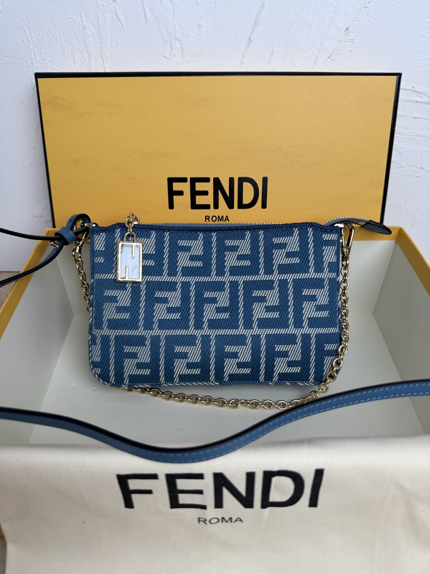 Fendi Blue Maggot Shoulder Bag with Two Belts, Various Sizes, Classic Design - 图片 1