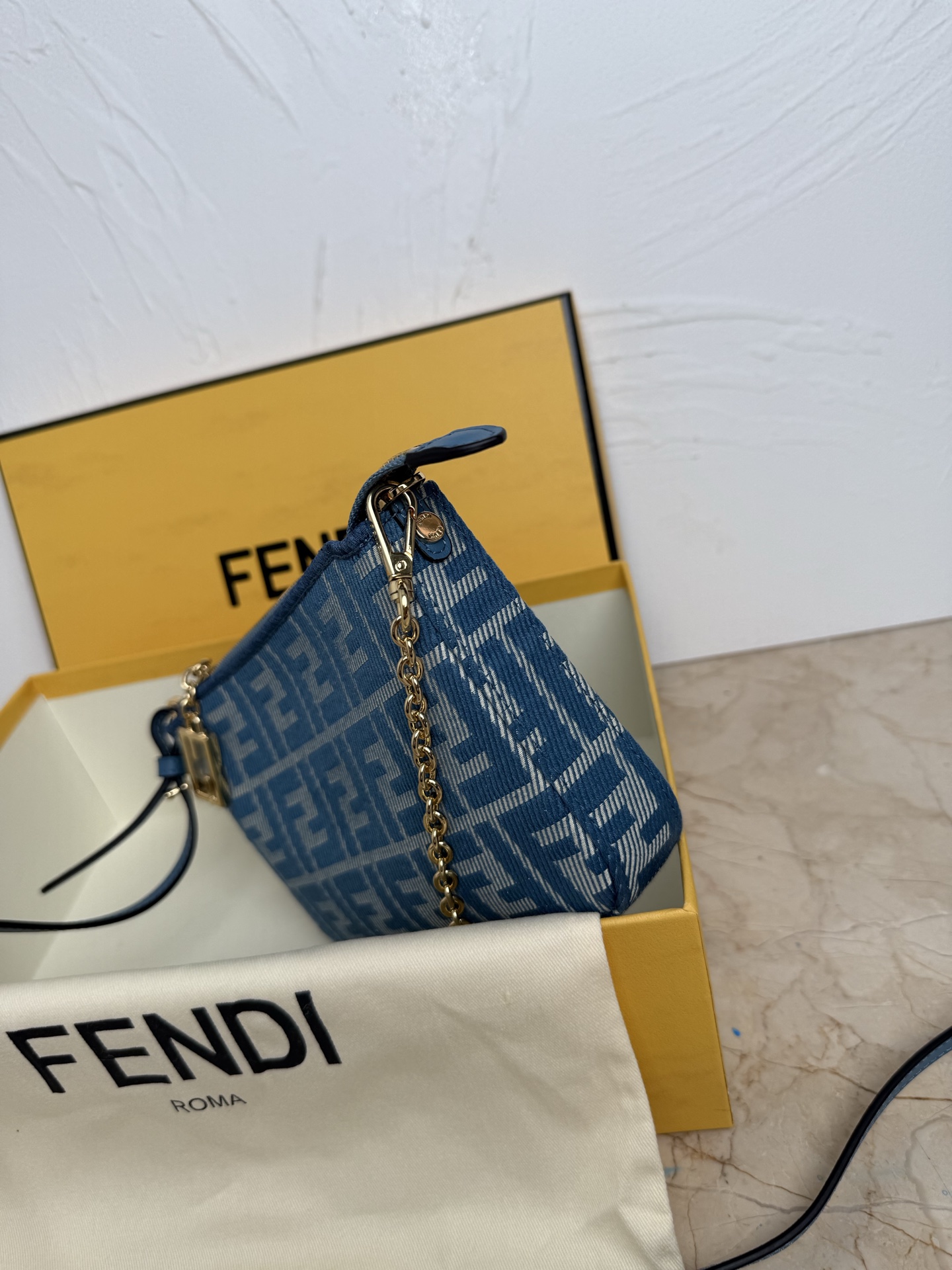 Fendi Blue Maggot Shoulder Bag with Two Belts, Various Sizes, Classic Design - 图片 3