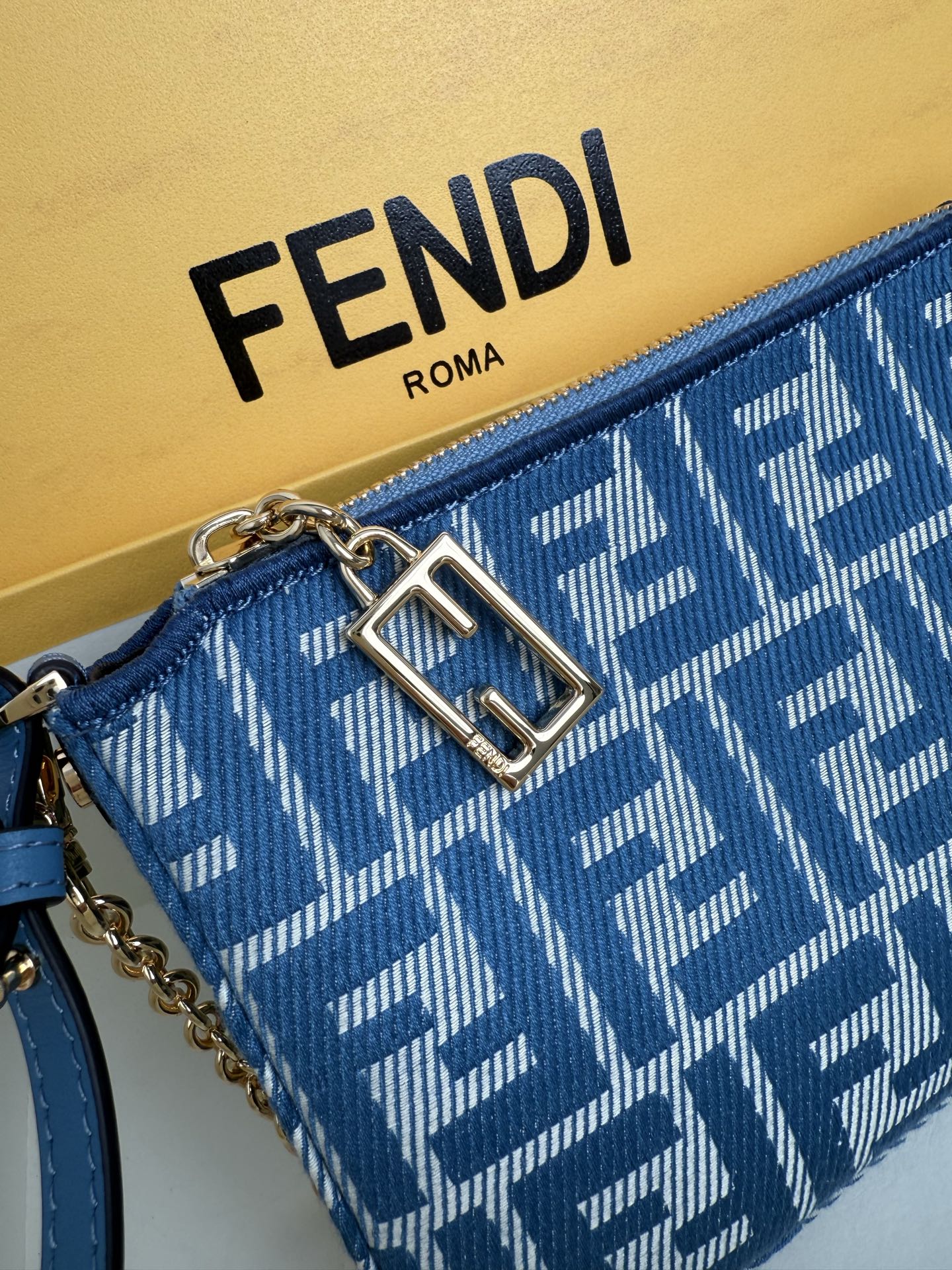 Fendi Blue Maggot Shoulder Bag with Two Belts, Various Sizes, Classic Design - 图片 4