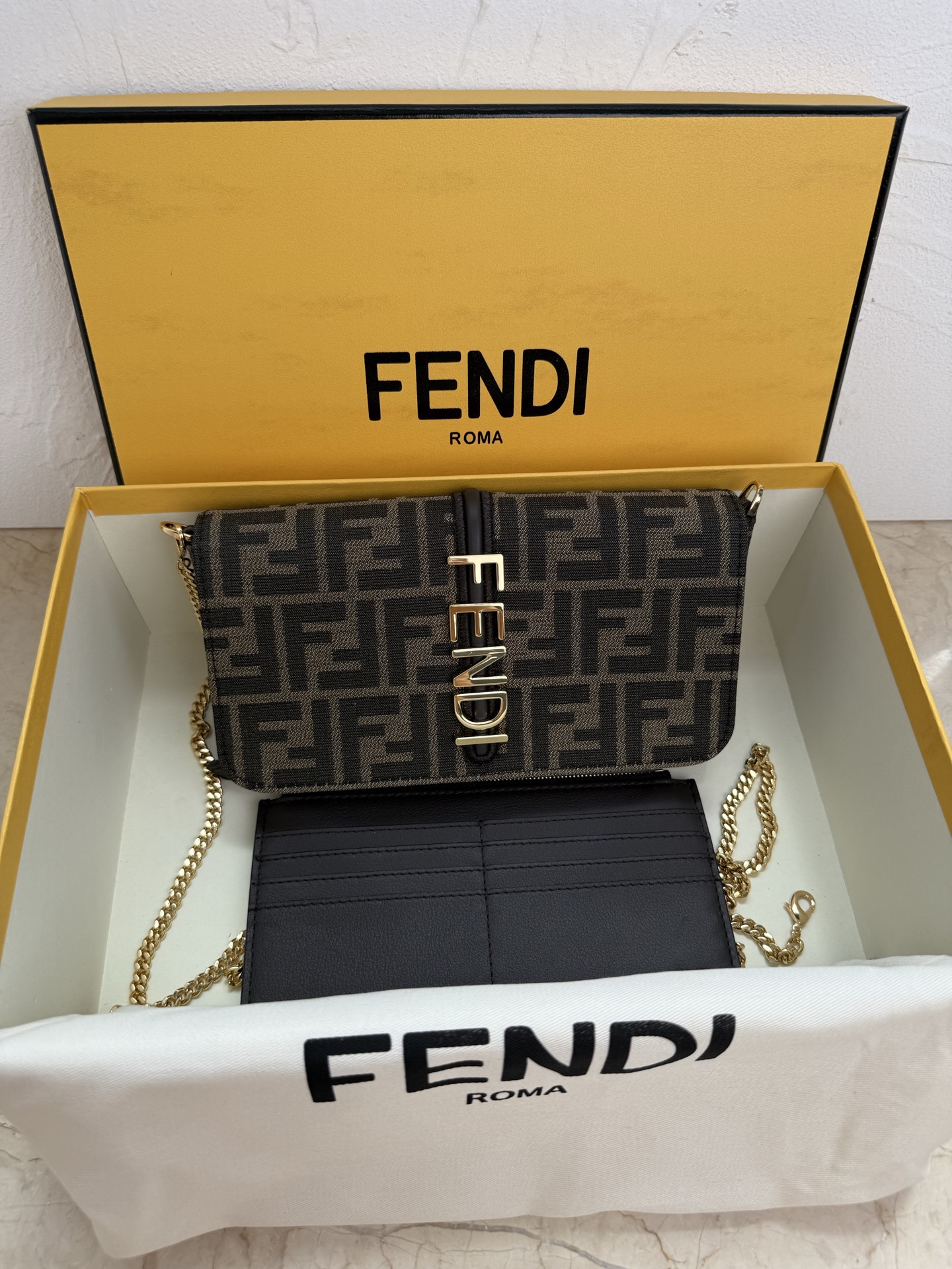 NO:383676,New old-fashioned version two-in-one chain bag Fendi Graphy, classic old-fashioned paired with metal logo, simple and stylish, can be held crossbody or hand-held, with a small card bag inside, perfect! 8813B59 size 22x5x11cm, fendi19860909新款老花版二合一链条包Fendi Graphy,经典老花配上金属logo,简单不失格调,可以斜挎也能手拿,内附小卡袋,完美!8813B59尺寸22x5x11cm,,fendi,Bag