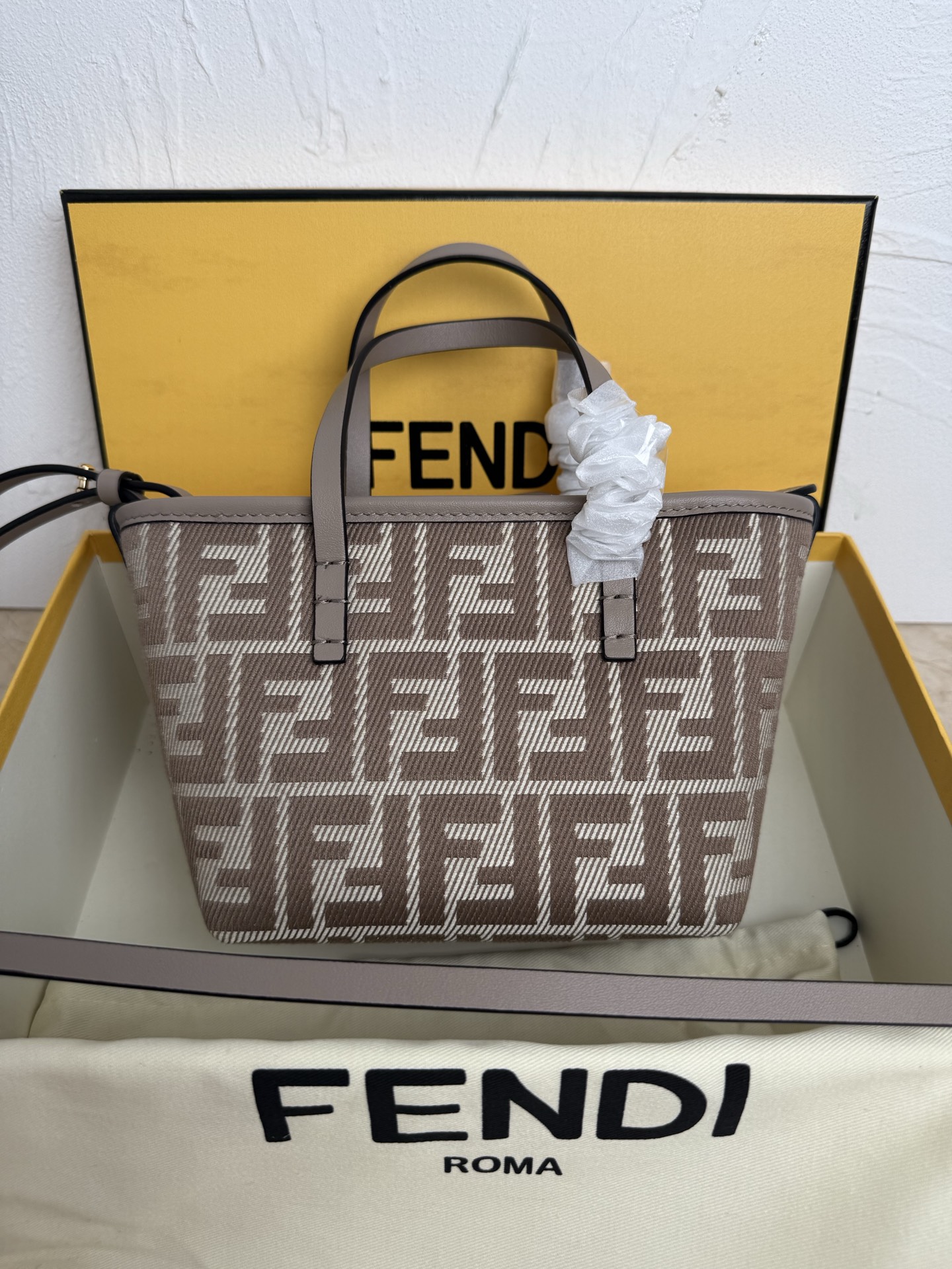 NO:386932,The latest gray flower Roll mini vegetable basket, gray calfskin with blue letters with a bit of retro style, the calfskin long shoulder straps can be removed freely, can be carried by crossbody or hand, and the capacity is also great, cute, playful and practical!  Size 23*19.5*15 Model number 8100, cowhide19860909最新的灰花 Roll迷你菜篮子,灰色小牛皮配蓝字母带点复古感的时尚,自带的小牛皮长肩带可以自由拆卸,能斜挎也能手拎,容量也是杠杠的,可爱俏皮又实用！ 尺寸23*19.5*15 款号8100,,cowhide,Bag