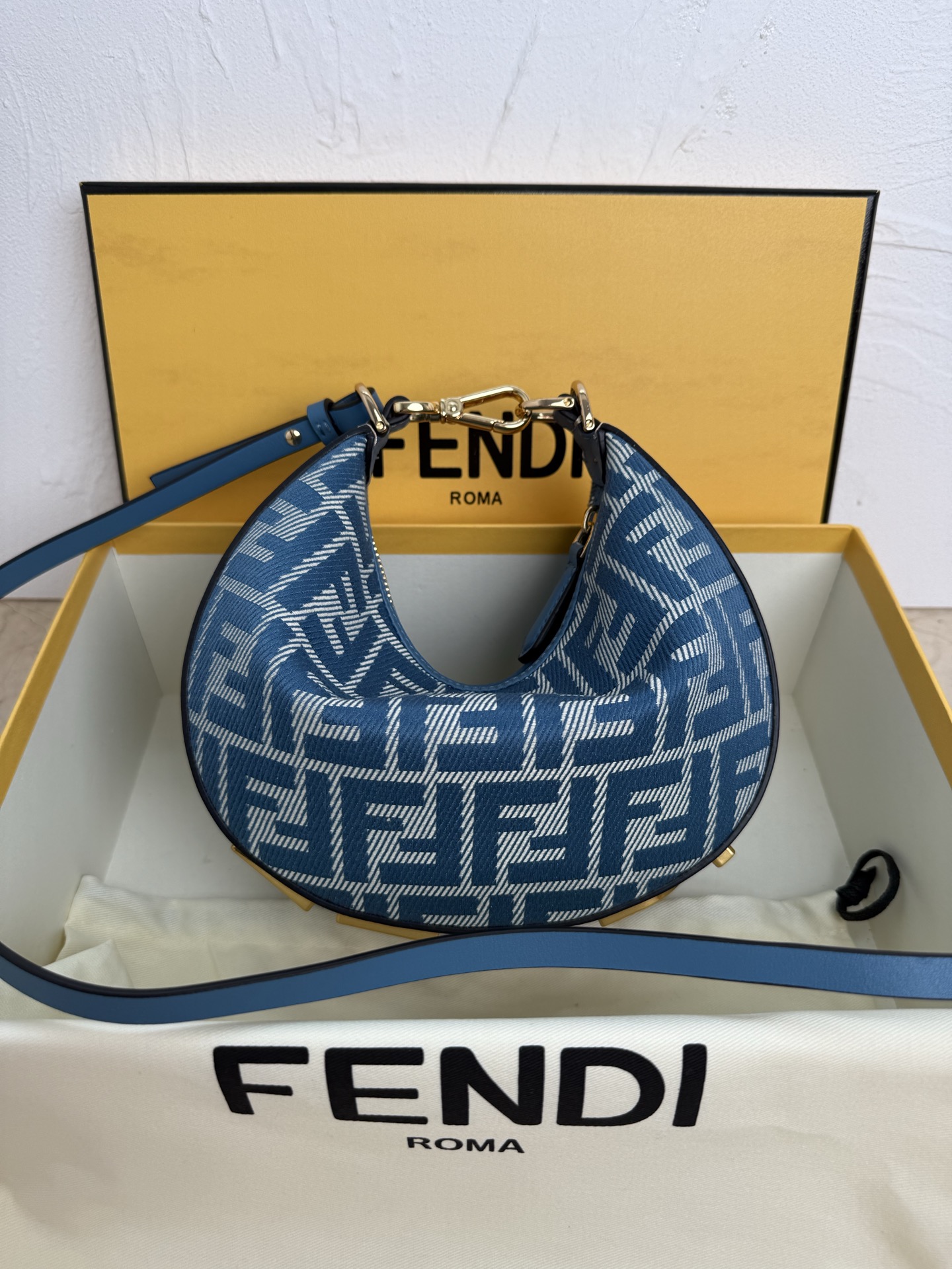 NO:386940,Denim Blue New size small praphy underarm bag, featuring crescent shape, decorates the classic metal logo [FEND1] at the bottom of the bag. The outline of the bag is very suitable for the body lines. When you are backed under the armpit, it feels full of fashion. It is simply a walking mower!  Small size 20x7.5x13cm Model number 8024,,fendi,prada19860909牛仔蓝 新尺寸小号praphy腋下包,以月牙造型为特色,把经典金属大Logo[FEND1]装饰在包包底部,包包的轮廓很贴切身体的线条,背在腋下的时候时尚感满满,简直就是行走的种草机！ 小号尺寸20x7.5x13cm 款号8024,,fendi,prada,Bag