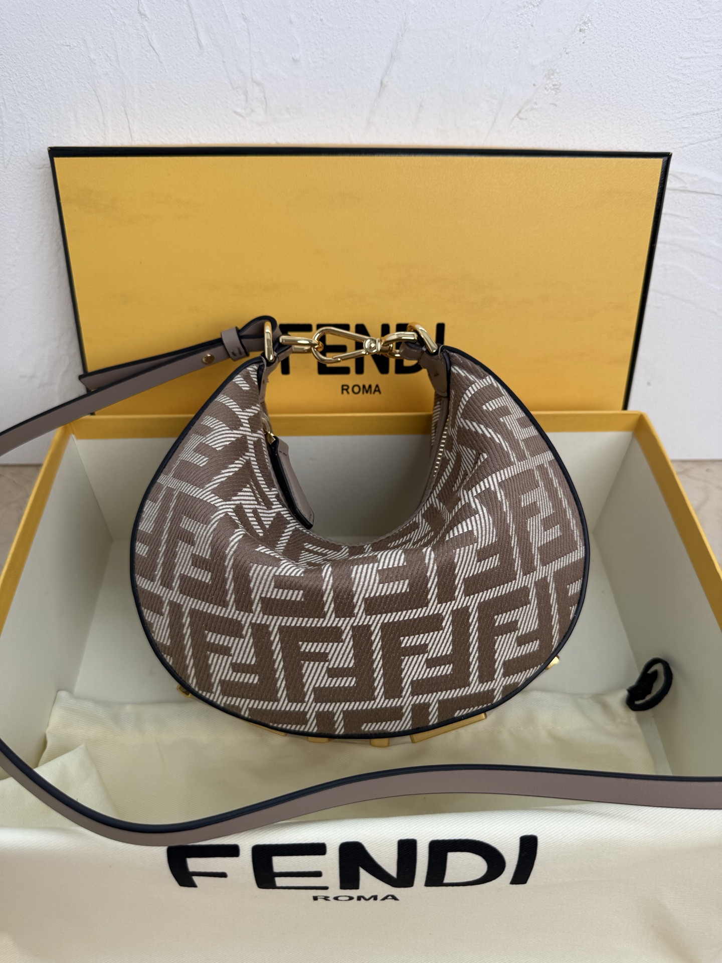 NO:386948,Gray cloth The new size small praphy underarm bag features crescent shape, decorating the classic metal logo [FEND1] at the bottom of the bag. The outline of the bag is very suitable for the body lines. When it is carried under the armpit, it feels full of fashion. It is simply a walking mower!  Small size 20x7.5x13cm Model number 8024,,fendi,prada19860909灰布 新尺寸小号praphy腋下包,以月牙造型为特色,把经典金属大Logo[FEND1]装饰在包包底部,包包的轮廓很贴切身体的线条,背在腋下的时候时尚感满满,简直就是行走的种草机！ 小号尺寸20x7.5x13cm 款号8024,,fendi,prada,Bag