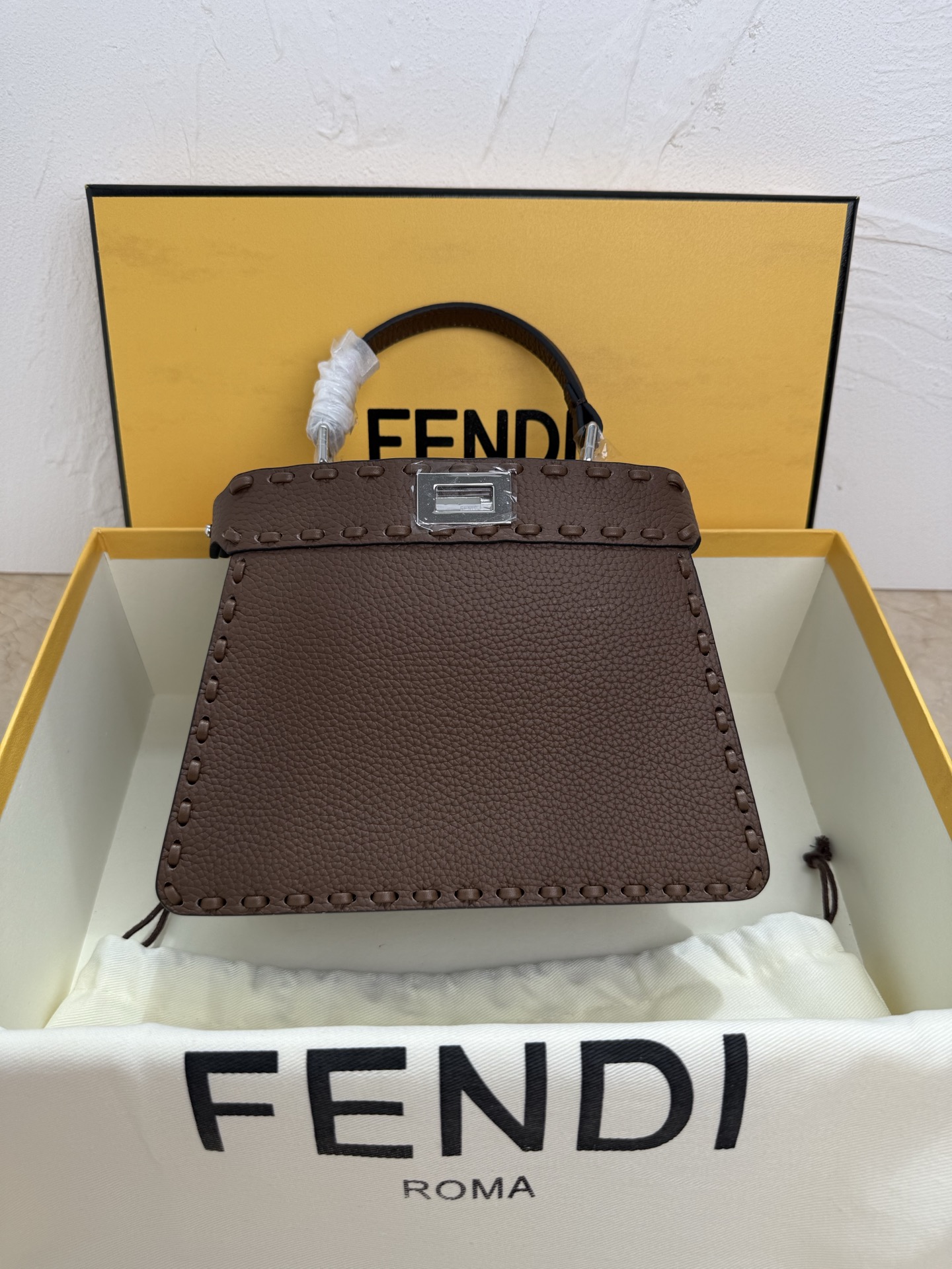 Fendi 小号PeekabooISeeU手袋 荔枝纹小牛皮材质 两侧缀以 的扭锁 软纳帕皮革衬里