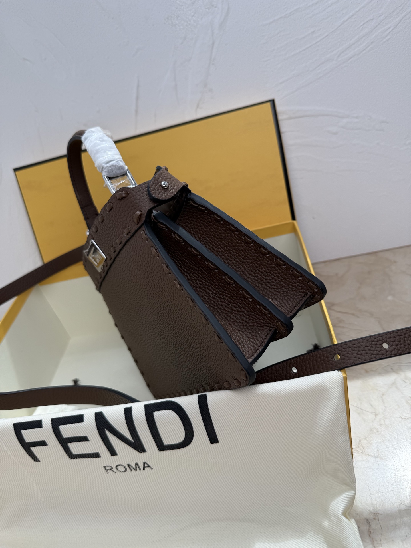 Fendi 小号PeekabooISeeU手袋 荔枝纹小牛皮材质 两侧缀以 的扭锁 软纳帕皮革衬里