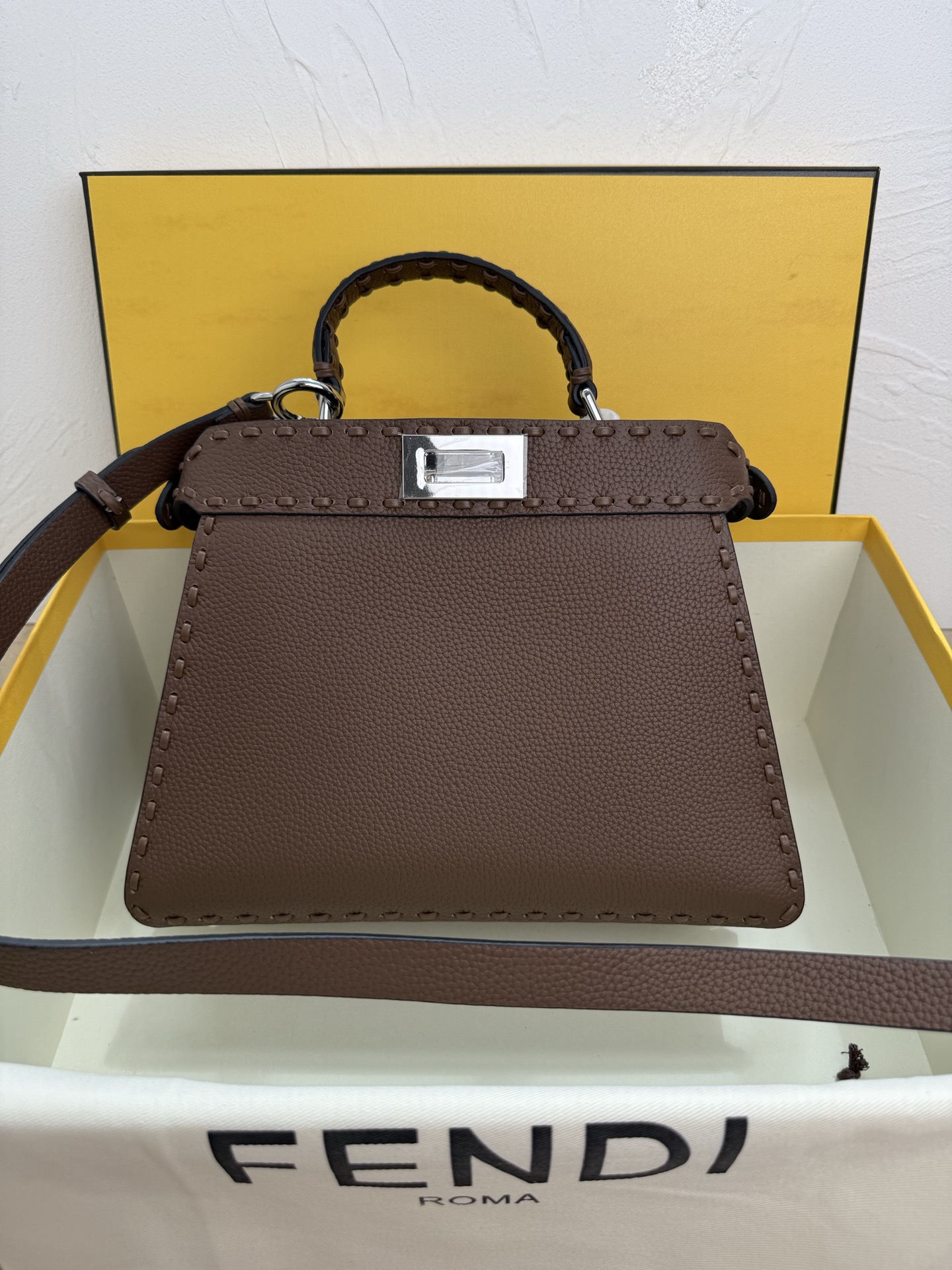 NO:386968,FEND1PeekabooISeeU medium size handbag, lychee pattern calf leather material, with classic twist locks on both sides, soft nappa leather lining, two compartments separated by hard partitions, with buckled internal pockets and gold metal parts. The handbag is equipped with handles and adjustable, removable shoulder straps, and can be added tortoiseshell buckles, exquisite and durable bag Size: 27*9.5*21cm Model number 8BN327, fendi, cowhide19860909FEND1PeekabooISeeU中号手袋,荔枝纹小牛皮材质,两侧缀以经典的扭锁,软纳帕皮革衬里,两个隔层由硬质隔板隔开,配有系扣内部口袋和金色金属件.手袋配有手柄和可调节、可拆卸式肩带,可加上玳瑁扣,精緻又耐看的包包 尺寸:27*9.5*21cm 款号8BN327,,fendi,cowhide,Bag