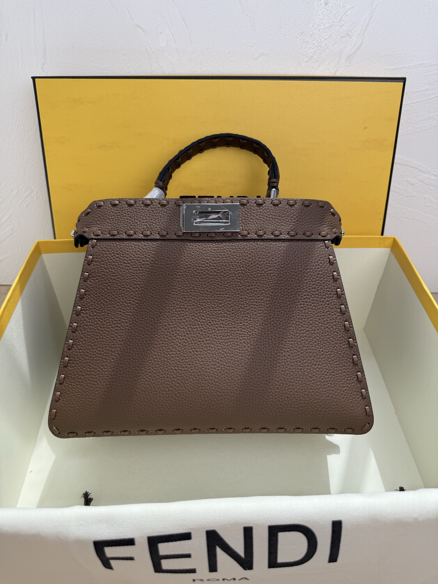 Fendi 中号PeekabooISeeU手袋 荔枝纹小牛皮材质 两侧缀以 的扭锁 软纳帕皮革衬里