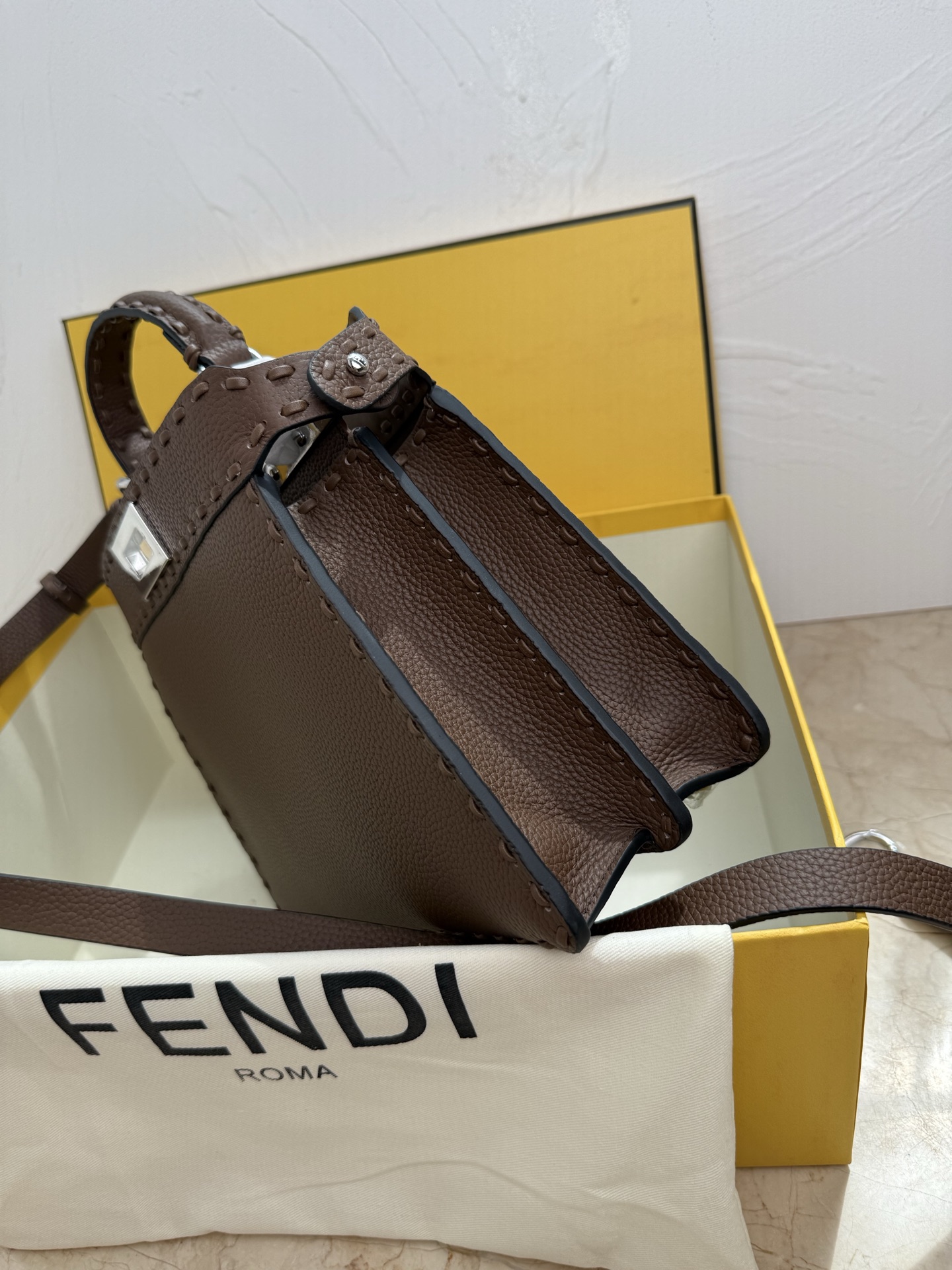 Fendi 中号PeekabooISeeU手袋 荔枝纹小牛皮材质 两侧缀以 的扭锁 软纳帕皮革衬里