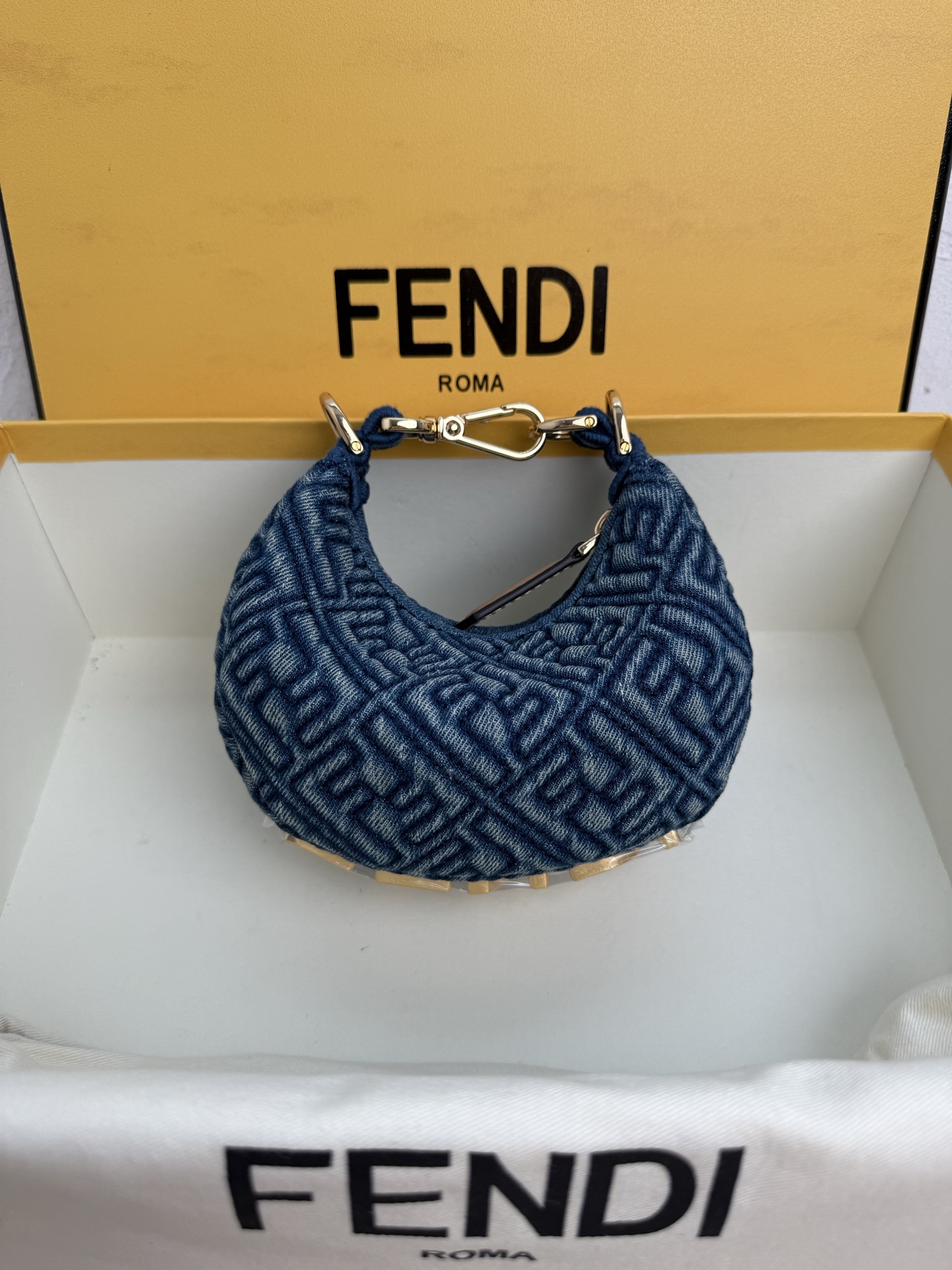 NO:386977,Blue Flower miniFEND1praphy underarm bag, featuring crescent shape, decorates the classic metal logo [FEND1] at the bottom of the bag. The outline of the bag is very suitable for the body lines. When you are backed under the armpit, it feels full of fashion. It is simply a walking mower!  Size 16.5x14x5cm Model number 8024,,fendi,prada19860909蓝花 miniFEND1praphy腋下包,以月牙造型为特色,把经典金属大Logo[FEND1]装饰在包包底部,包包的轮廓很贴切身体的线条,背在腋下的时候时尚感满满,简直就是行走的种草机！尺寸 16.5x14x5cm 款号8024,,fendi,prada,Bag