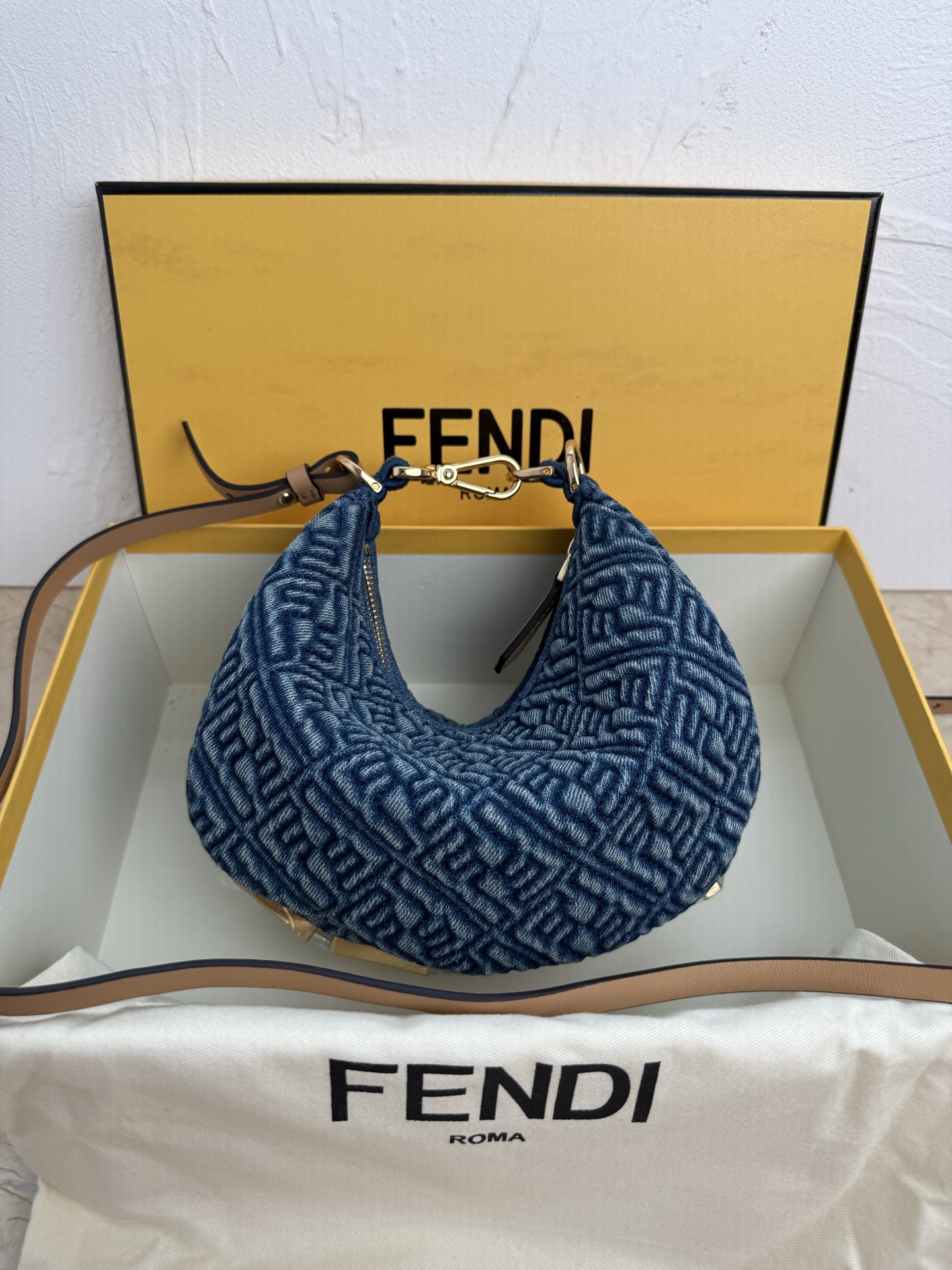 NO:386985,Denim Blue Pressed Character New Size Praphy Underarm Bag, featuring crescent shape, decorating the classic metal logo [FEND1] at the bottom of the bag. The outline of the bag is very suitable for the body lines. When you are backed under the armpit, it feels full of fashion sense. It is simply a walking mower!  Small size 20x7.5x13cm Model number 8024,,fendi,prada19860909牛仔蓝压字 新尺寸小号praphy腋下包,以月牙造型为特色,把经典金属大Logo[FEND1]装饰在包包底部,包包的轮廓很贴切身体的线条,背在腋下的时候时尚感满满,简直就是行走的种草机！ 小号尺寸20x7.5x13cm 款号8024,,fendi,prada,Bag