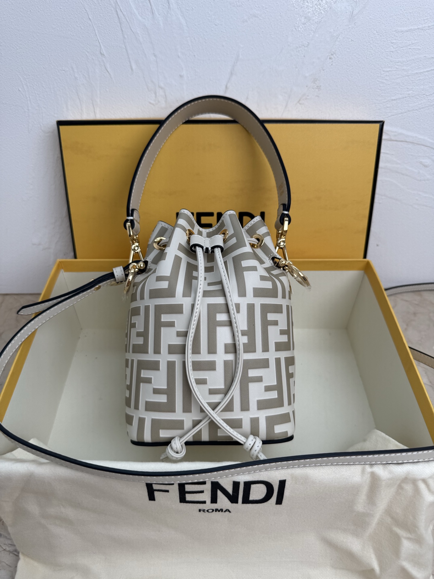 NO:387011,White Mon Tresor Leather Mini Handbag More details Mon Tresor Small Bucket Handbag, decorated with drawstring and Fendi Metal Logo. With two removable straps, one long and short, can be carried, shoulder or crossbody. Calfskin material. Black hand-painted elevated FF signature print pattern. Gold metal parts. Made in Italy Material Fabric Cowhide Leather Lining fabric Depth 10 Length 12 Height 18 Model Number 010FD,,fendi,cowhide19860909白 Mon Tresor 皮革迷你手袋更多细节 Mon Tresor小号水桶手袋,配有抽绳和Fendi金属标志装饰.配一长一短两条可拆卸肩带,可手提、单肩背或斜挎.小牛皮材质.黑色手绘凸纹FF标志性印花图案.金色金属件.意大利制造 材质 面料牛皮革 里料织物 深度 10 长度 12 高度 18 款号010FD,,fendi,cowhide,Bag
