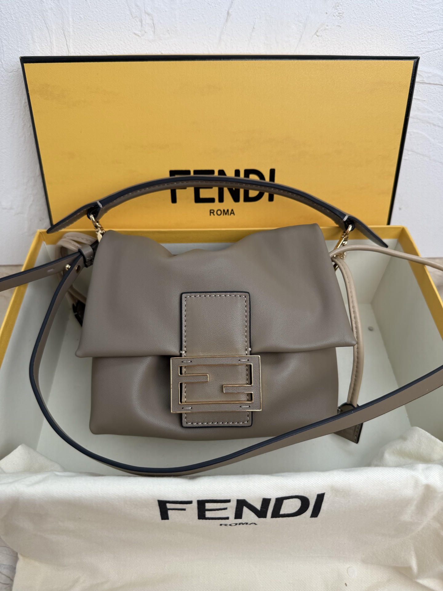 NO:387073,Small Pigeon Gray. The brand new Mamma Baguette is here, the combination of baguette and lucky bag, there is no one of the gentlest bags on the entire network, the soft and glutinous lambskin is too delicate, both lazy and high-end!  The iconic hardware buckle with lambskin is simple and fashionable. The sheepskin drawstring closes and looks loose. The long shoulder straps and wrist straps can be adjusted at will, free and casual. It can be done as you feel comfortable. It’s so healing!  Small 8832 Size: 16x10x13cm Medium 8833 Size: 26.5x8.5x18cm, sheepskin19860909小号鸽子灰. 全新的Mamma Baguette来喽,法棍与福袋的双结合,全网最温柔的包包没有之一,软软糯糯的小羊皮也太细嫩了,既慵懒又高级！标志性的五金扣搭配小羊皮的设计简单又时尚,羊皮抽绳收口显得松驰感满满,长肩带和手腕带可随意调节,自由随性,怎么舒服怎么来,太治愈了啦！ 小 8832 尺寸: 16x10x13cm 中 8833 尺寸: 26.5x8.5x18cm,,sheepskin,Bag