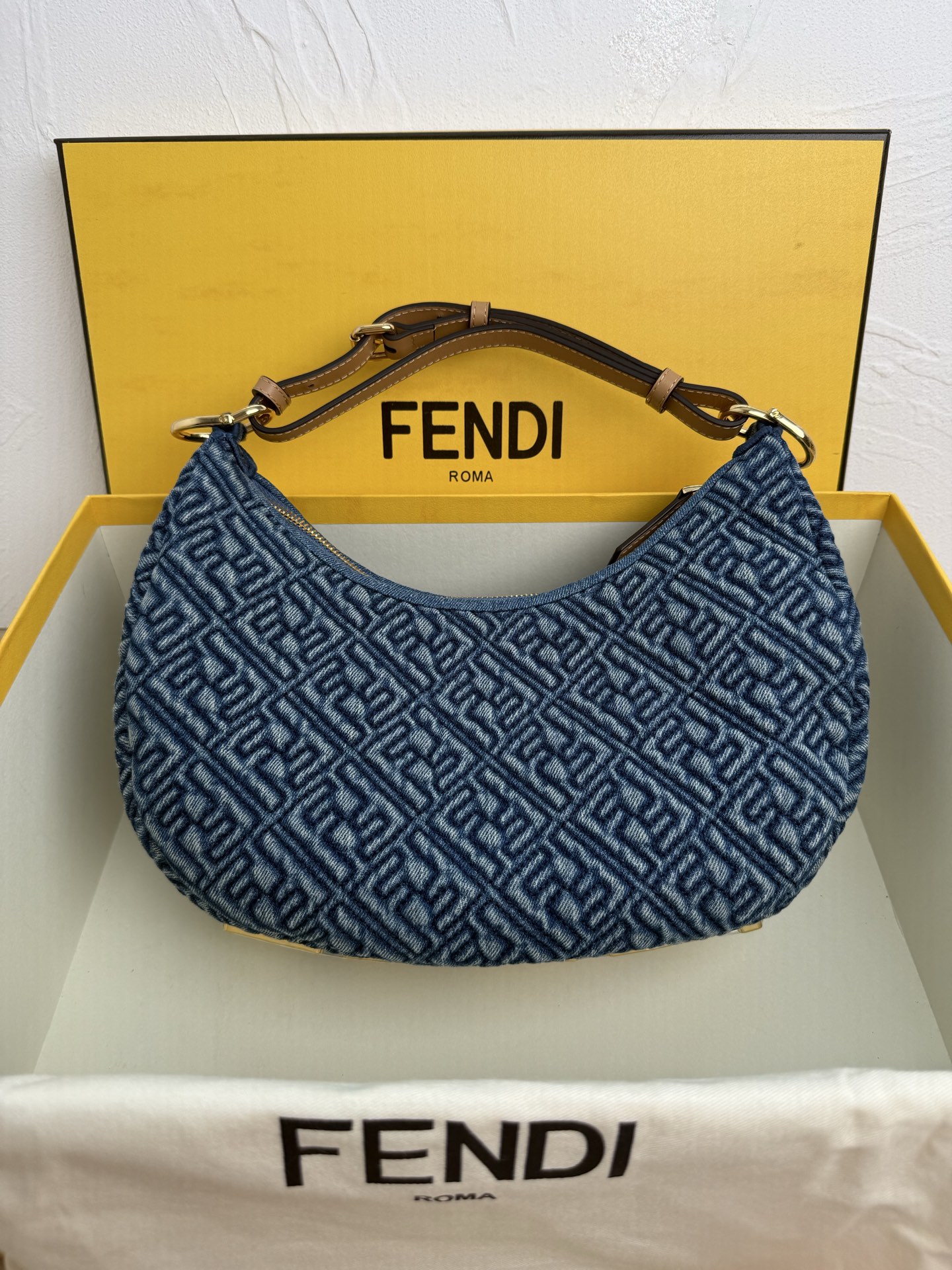 NO:386999,The large denim FEND1praphy underarm bag, featuring a crescent shape, decorating the classic metal logo [FEND1] at the bottom of the bag. The outline of the bag is very suitable for the body lines. When you are backed under the armpit, it feels full of fashion. It is simply a walking mower!  Size 29x24.5x10cm Model number 8023,,fendi,prada19860909牛仔大号 FEND1praphy腋下包,以月牙造型为特色,把经典金属大Logo[FEND1]装饰在包包底部,包包的轮廓很贴切身体的线条,背在腋下的时候时尚感满满,简直就是行走的种草机！ 尺寸29x24.5x10cm 款号8023,,fendi,prada,Bag