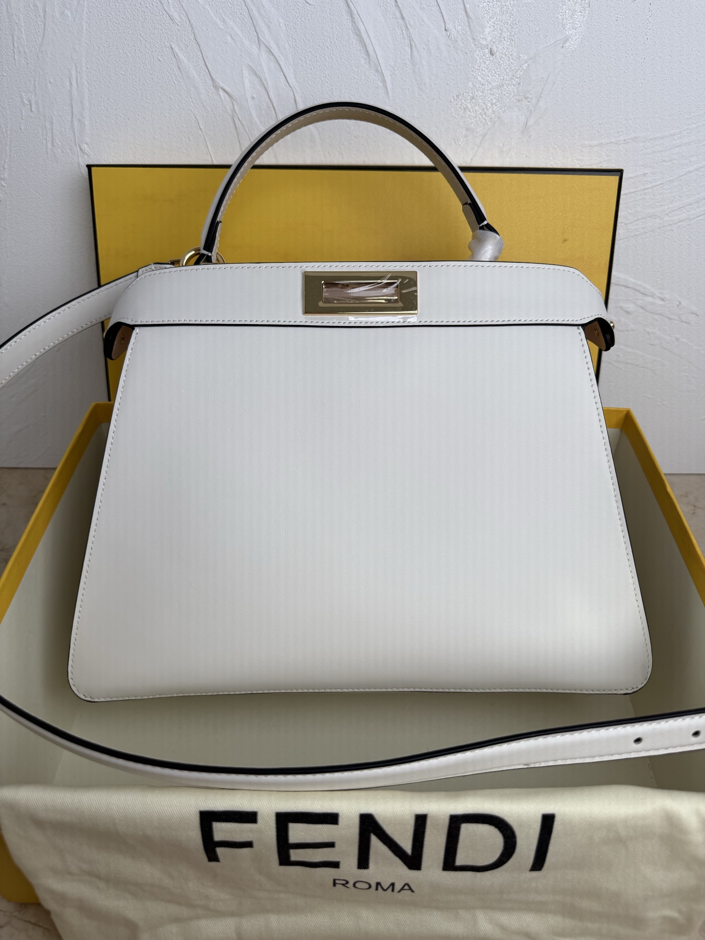 NO:386980,Peekaboo ISeeU Handbag Leather Handbag More details Iconic Peekaboo ISeeU Medium Handbag, made of leather, with classic twist locks on both sides. Napa leather lining can be seen from the outside, the two compartments are separated by hard partitions, with removable, customizable internal pockets and gold metal pieces. With handles and adjustable removable shoulder straps, for hand or shoulder shoulders. Made in Italy Material Calfskin, inner lambskin Depth 13 Length 33.5 Height 25.5 Model No. 8811,,cowhide,sheepskin19860909Peekaboo ISeeU手袋 皮革手袋更多细节 Iconic Peekaboo ISeeU中号手袋,皮革材质,两侧饰有经典扭锁.从外头可看见纳帕皮革衬里,两个隔层由硬质隔板隔开,配有可拆卸、可定制的内部口袋和金色金属件.配有手柄和可调节可拆卸式肩带,可手提或肩挎.意大利制造 材质 小牛皮,内里羔羊皮 深度 13 长度 33.5 高度 25.5 款号8811,,cowhide,sheepskin,Bag