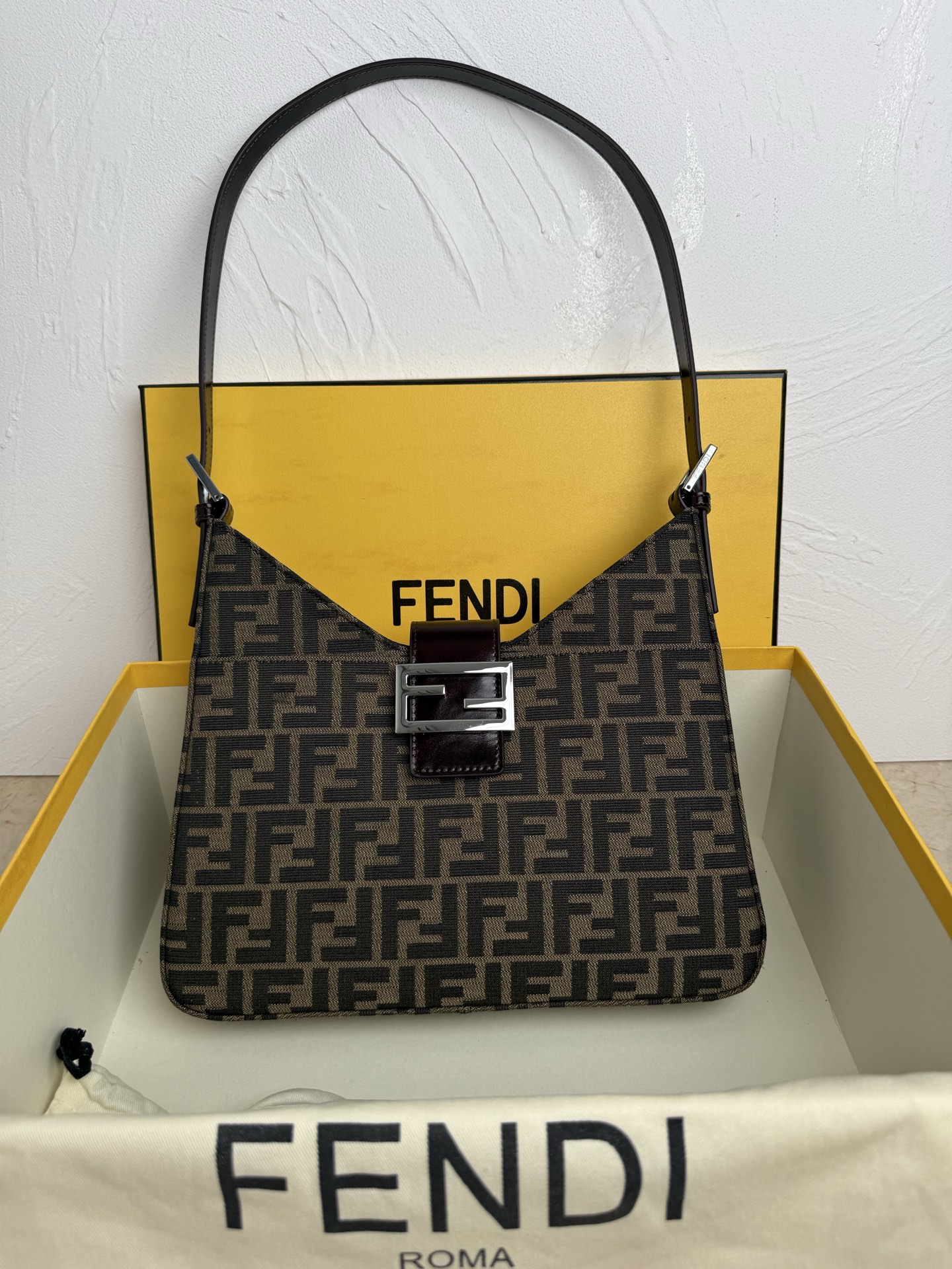 NO:389078,Presbyterian silver buckle F END1 vintage Medium-old old flower underarm bag This presbyterian medium-old model is really a treasure. Regardless of the size of the body or the length of the shoulder strap, the back is a very fashionable one. It has been a classic and outdated style for thousands of years. The simple design is sweet, cool and casual with classic presbyterian flowers!  Size 29x25x4cm Model number 3313,19860909老花银扣 F END1 vintage 中古老花腋下包 这款老花中古款真的是宝藏,不管包身大小还是肩带长短,背在腋下都是很时髦的一款,万年经典不过时,简约的设计配合经典老花,可甜可酷可休闲！ 尺寸29x25x4cm 款号3313,,Bag