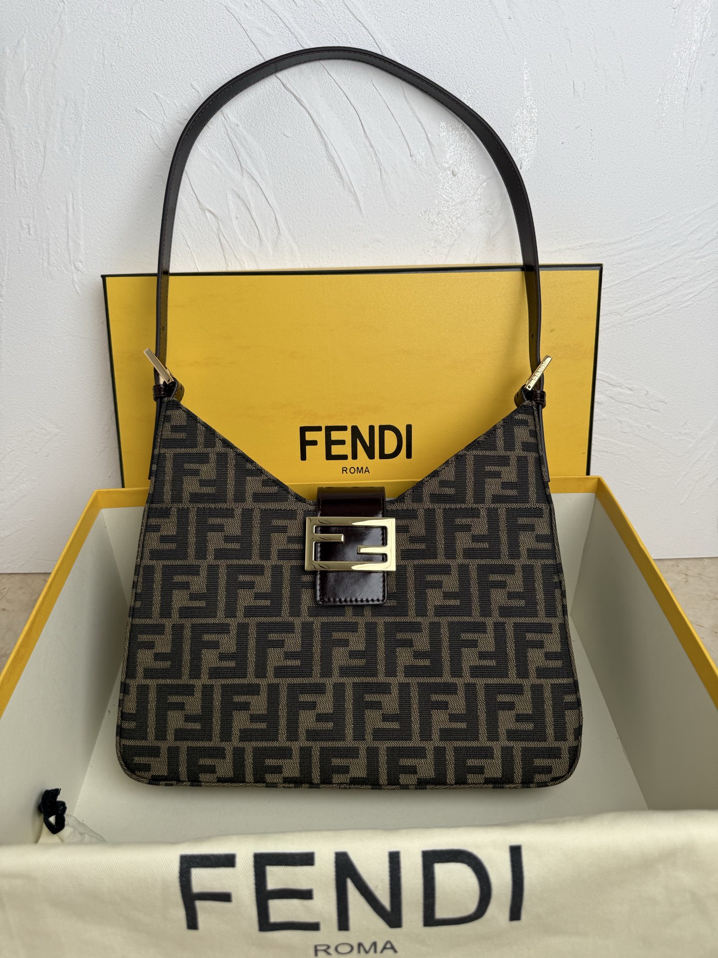 NO:389086,Presbyopia gold buckle F END1 vintage Medium-old old flower underarm bag This presbyopia medium-old model is really a treasure. No matter the size of the bag or the length of the shoulder strap, it is a very fashionable style under the armpit. It has been a classic and outdated style for thousands of years. The simple design is sweet, cool and casual with classic presbyopia!  Size 29x25x4cm Model number 3313,19860909老花金扣 F END1 vintage 中古老花腋下包 这款老花中古款真的是宝藏,不管包身大小还是肩带长短,背在腋下都是很时髦的一款,万年经典不过时,简约的设计配合经典老花,可甜可酷可休闲！ 尺寸29x25x4cm 款号3313,,Bag