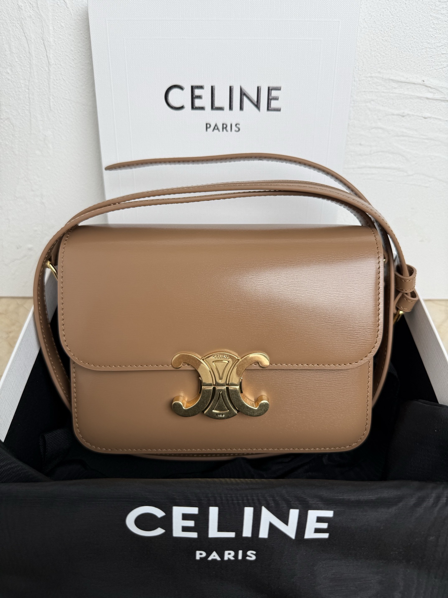 NO:575206,Authentic TEEN TRIOMPHE calfskin handbag This small TRIOMPHE handbag made of satin calfskin comes with an adjustable leather shoulder strap and TRIOMPHE exclusive buckle TRIOMPHE brass lock Inner zip pocket and inner flat pocket Adjustable leather shoulder strap Length 17 inches (42 cm) 7 X 6 X 2 inches (18.5 X 14 X 6 cm)  No. 188423, Celine, celine, celine, cowhide19860909正品级 TEEN TRIOMPHE 小牛皮手袋 这款采用缎面小牛皮制成的TRIOMPHE小号手袋配有一条可调节的真皮肩带和TRIOMPHE专属搭扣TRIOMPHE 黄铜锁扣 内侧拉链口袋和内侧扁平口袋 可调节皮革肩带 长17英寸（42厘米） 7 X 6 X 2英寸(18.5 X 14 X 6厘米) 编号188423,赛琳celine,celine,celine,cowhide,Bag