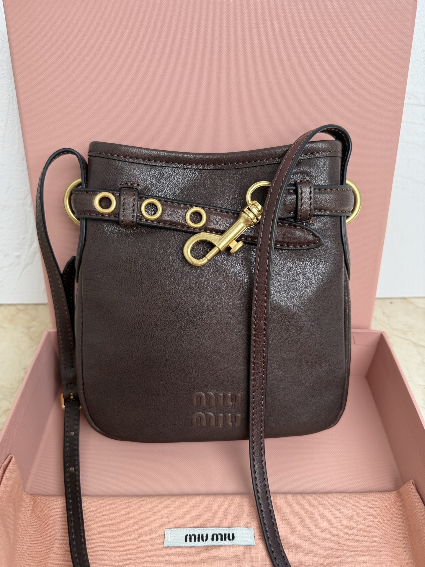 Miu Miu Nappa羊皮革迷你手袋这款Nappa羊皮手袋的设计中融入了Sventure包袋的灵敏度搭扣细节