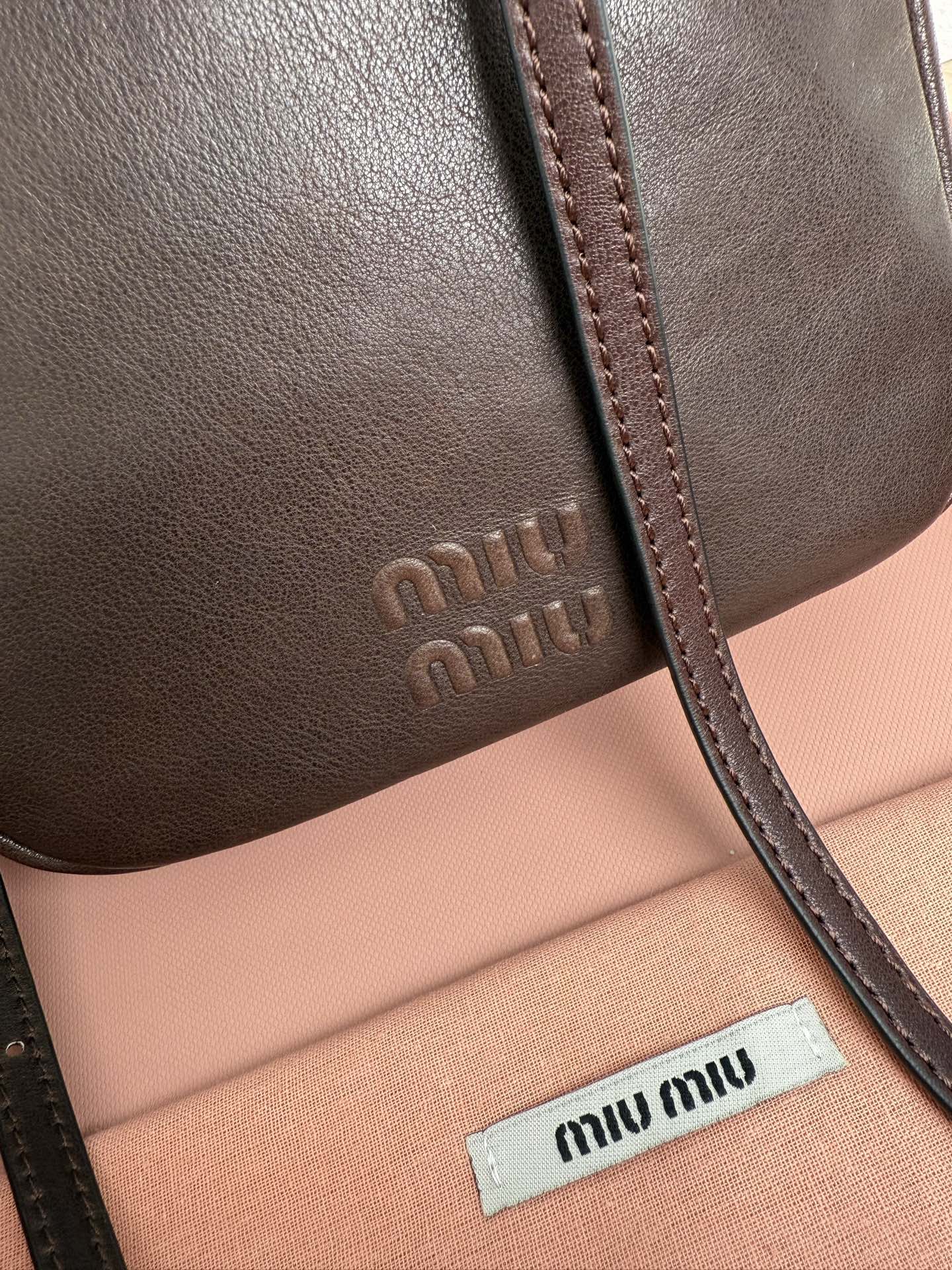 Miu Miu Nappa羊皮革迷你手袋这款Nappa羊皮手袋的设计中融入了Sventure包袋的灵敏度搭扣细节