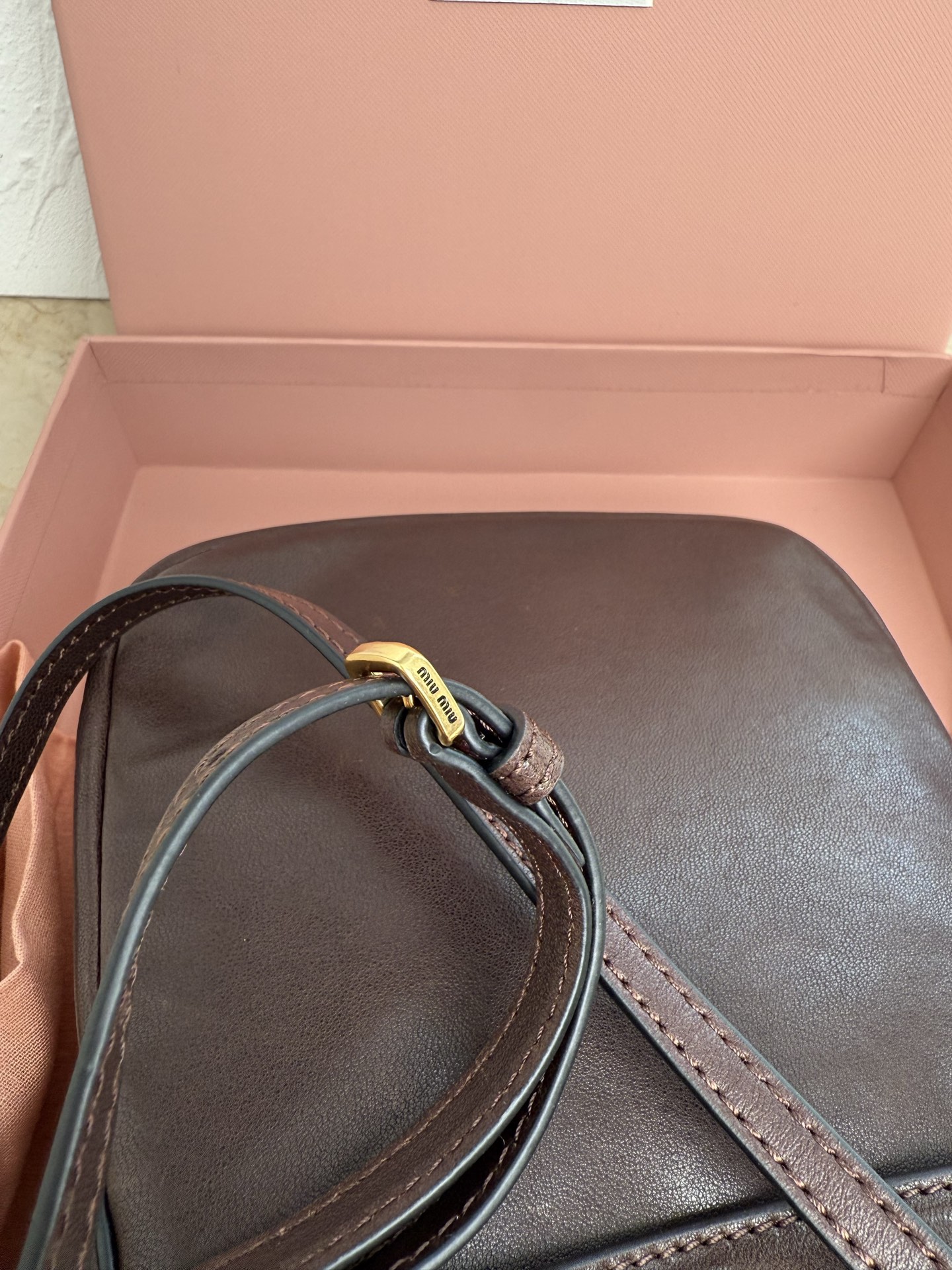 Miu Miu Nappa羊皮革迷你手袋这款Nappa羊皮手袋的设计中融入了Sventure包袋的灵敏度搭扣细节