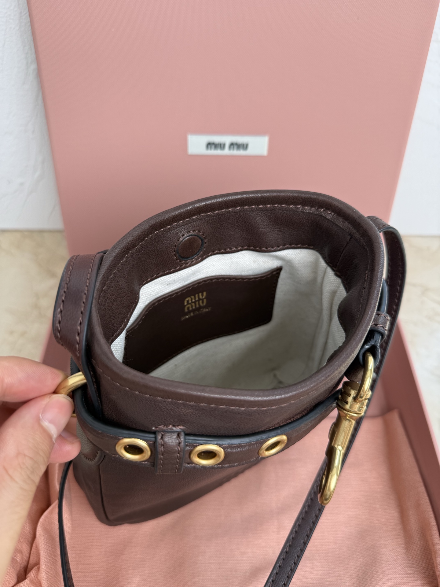 Miu Miu Nappa羊皮革迷你手袋这款Nappa羊皮手袋的设计中融入了Sventure包袋的灵敏度搭扣细节