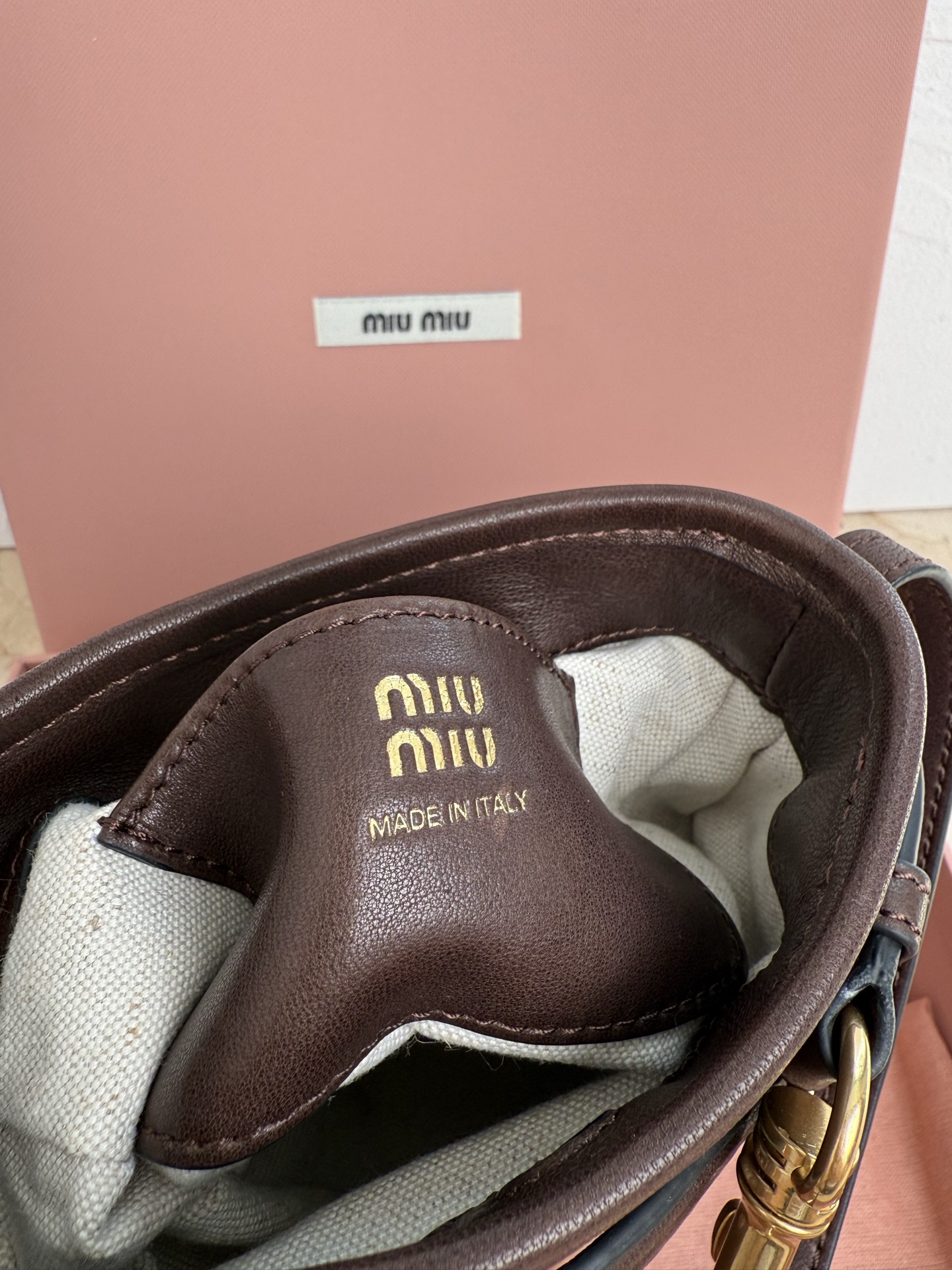 Miu Miu Nappa羊皮革迷你手袋这款Nappa羊皮手袋的设计中融入了Sventure包袋的灵敏度搭扣细节