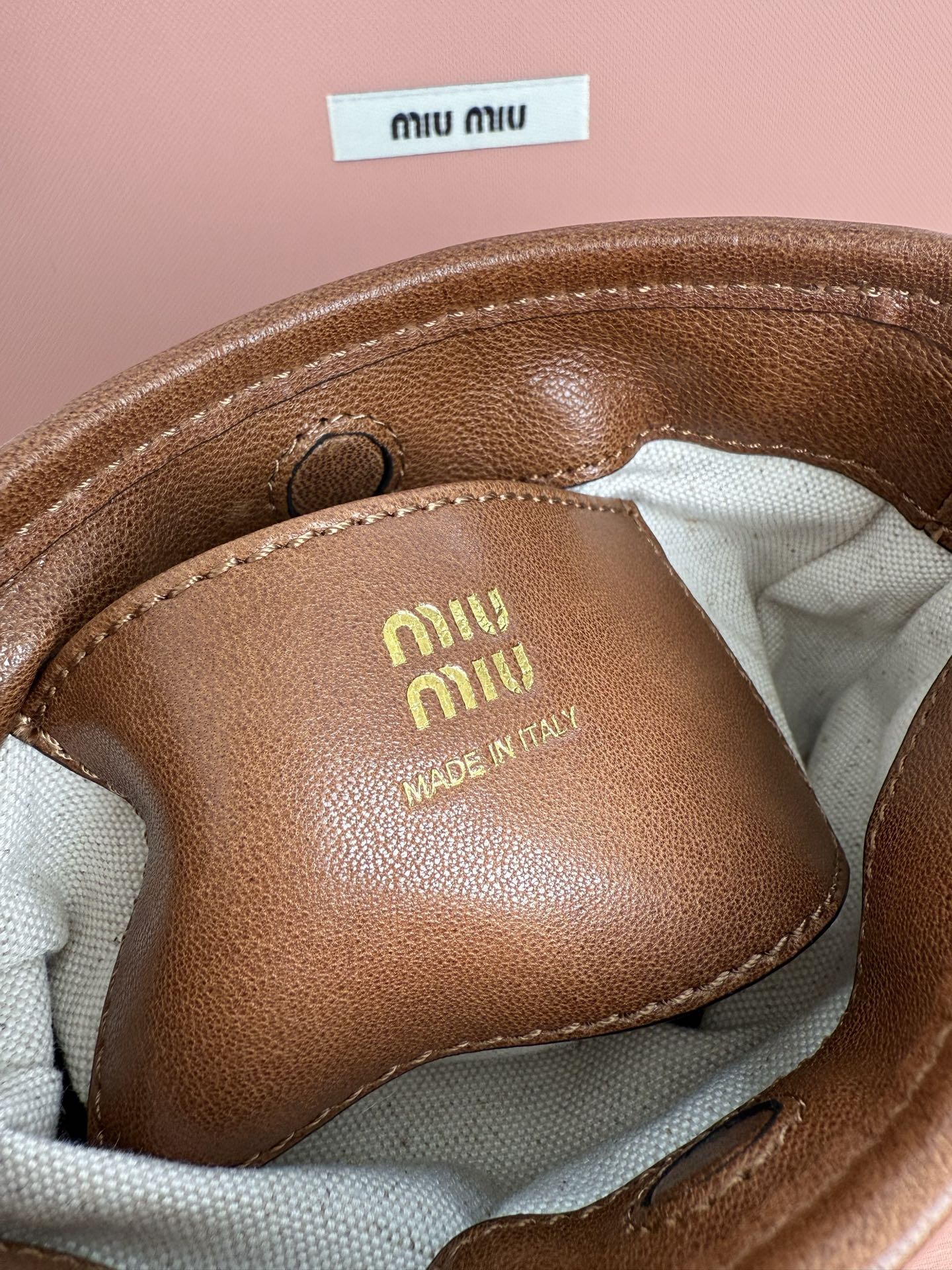 Miu Miu Nappa羊皮革迷你手袋这款Nappa羊皮手袋的设计中融入了Sventure包袋的灵敏度搭扣细节