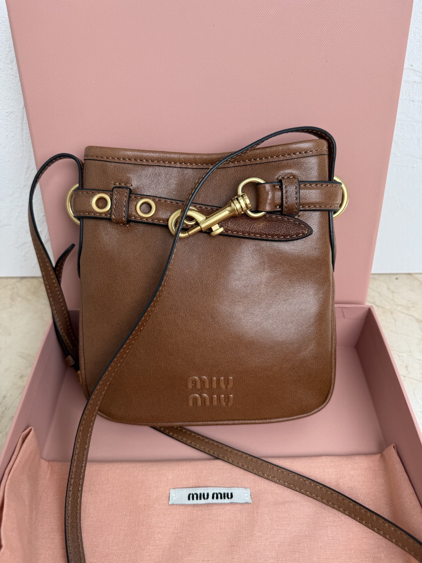Miu Miu Nappa羊皮革迷你手袋这款Nappa羊皮手袋的设计中融入了Sventure包袋的灵敏度搭扣细节