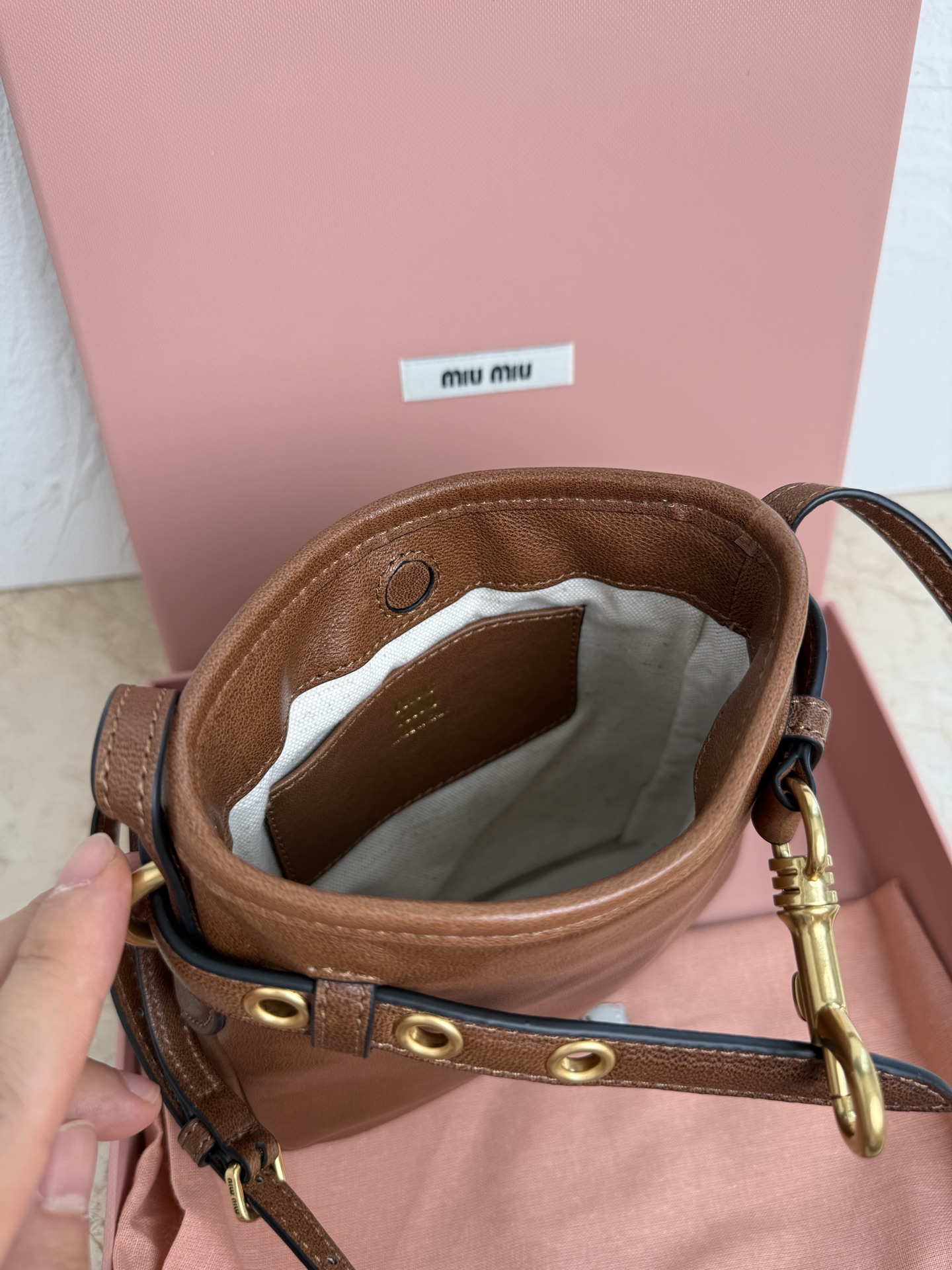 Miu Miu Nappa羊皮革迷你手袋这款Nappa羊皮手袋的设计中融入了Sventure包袋的灵敏度搭扣细节