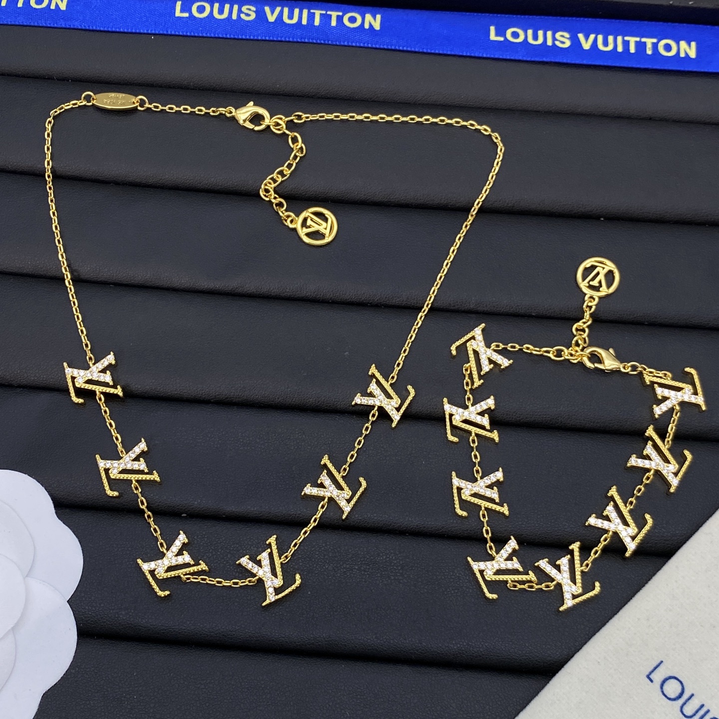 lv套装
项链 ¥118 
手链 ¥108