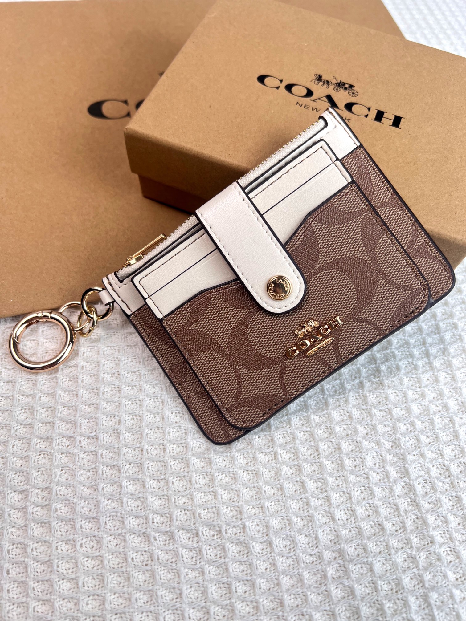 Coach ～新款coach卡包C7398卡其配白