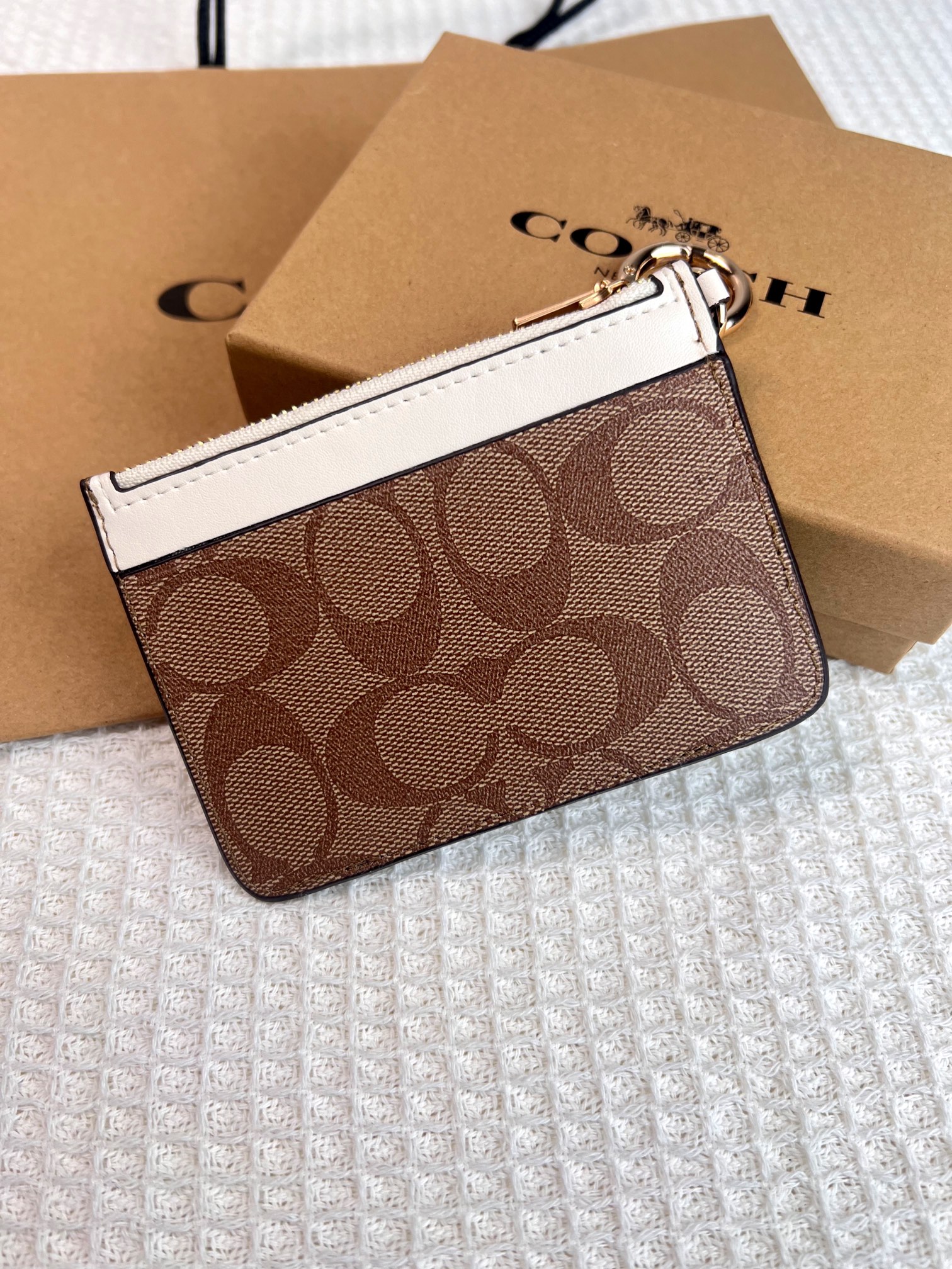 Coach ～新款coach卡包C7398卡其配白