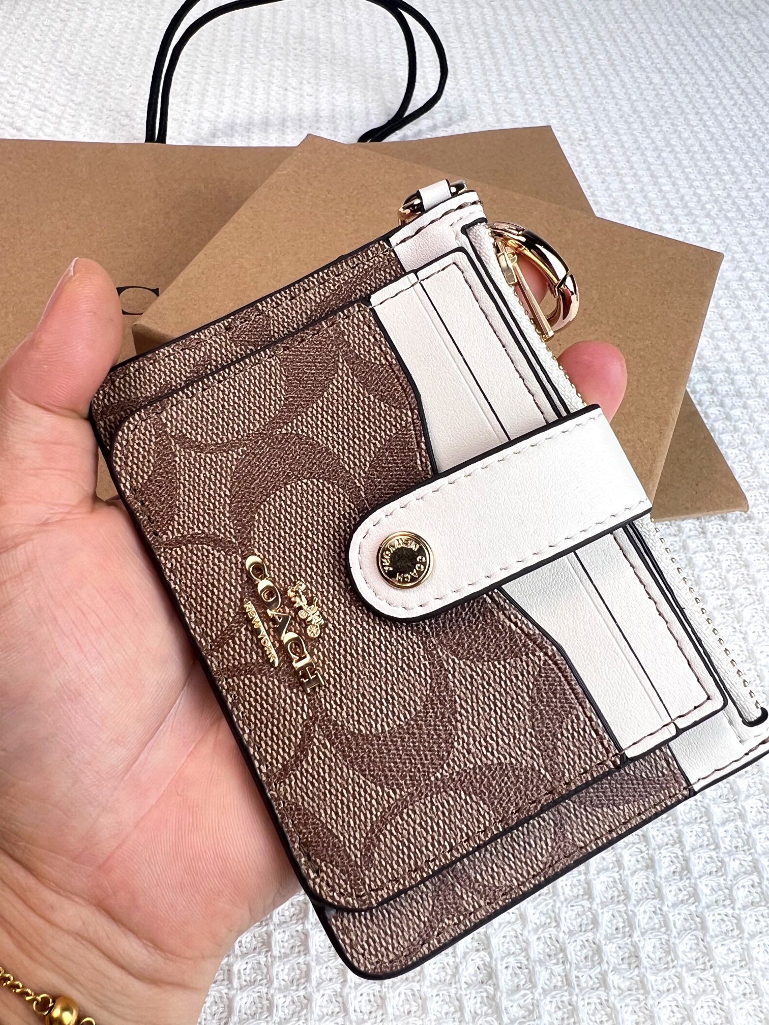 Coach ～新款coach卡包C7398卡其配白