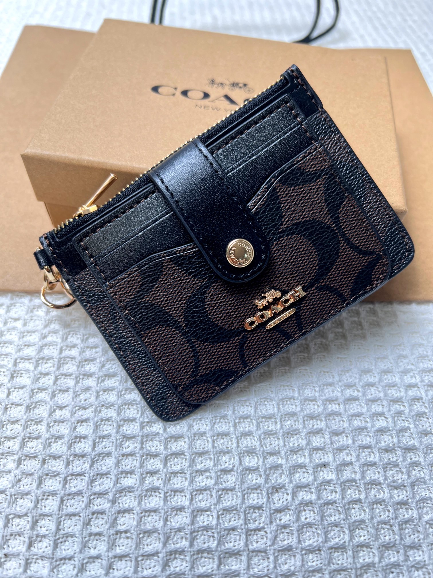 Coach ～新款coach卡包C7398咖啡配黑色