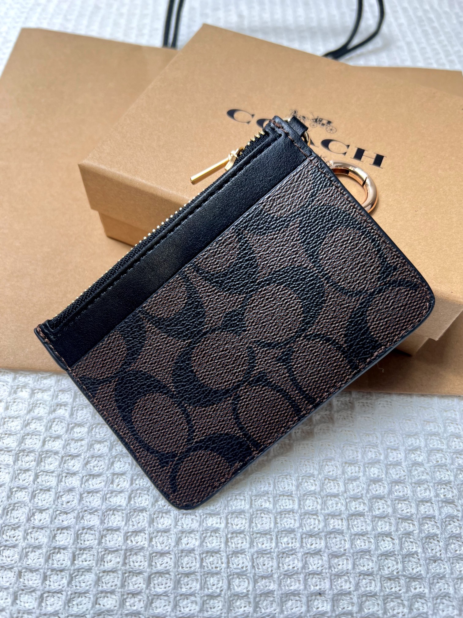 Coach ～新款coach卡包C7398咖啡配黑色