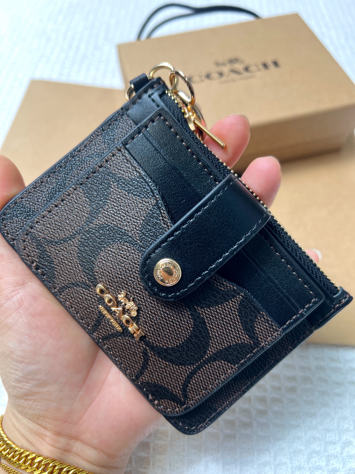 Coach ～新款coach卡包C7398咖啡配黑色