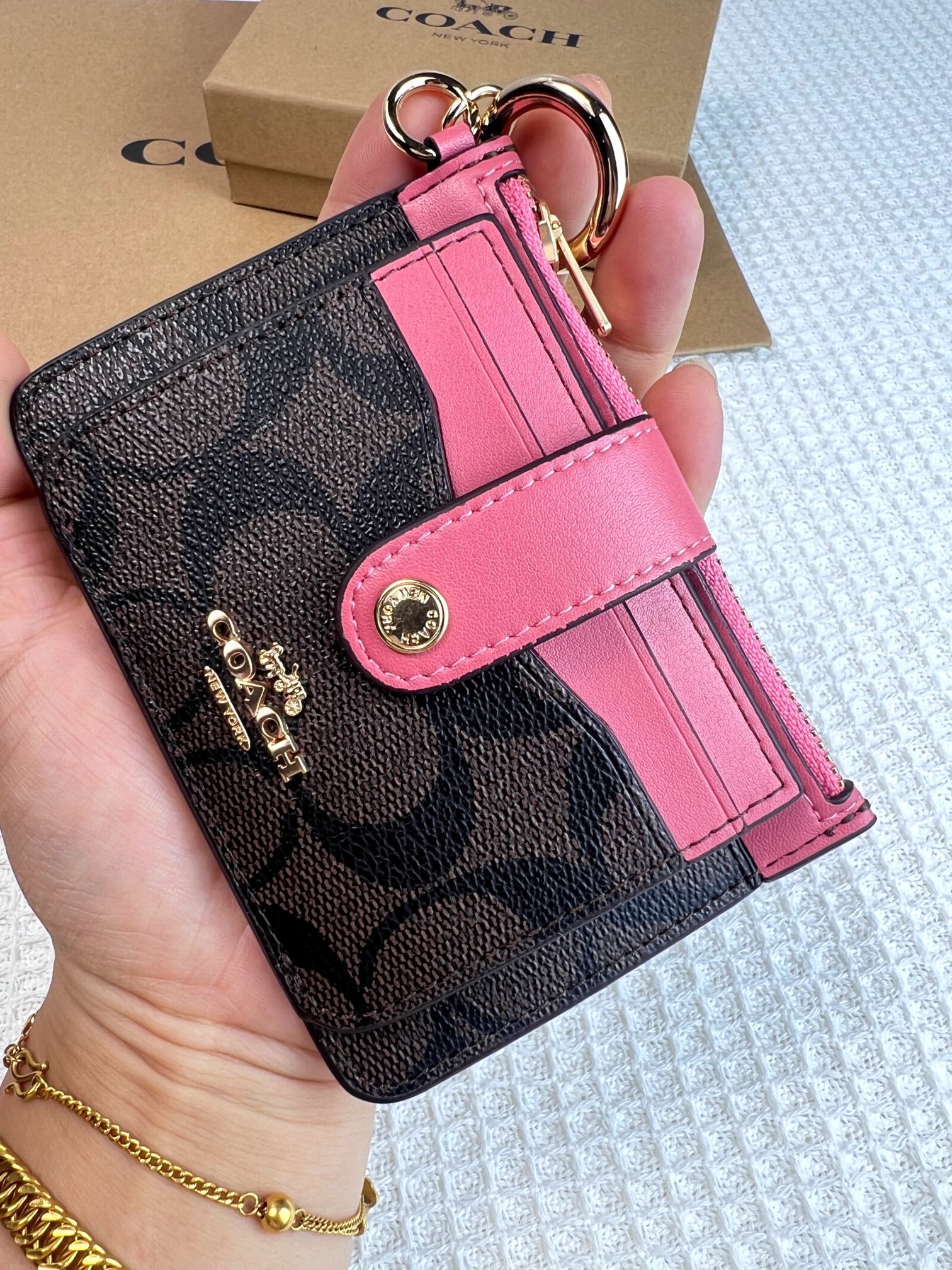 Coach ～新款coach卡包C7398咖啡配西瓜红