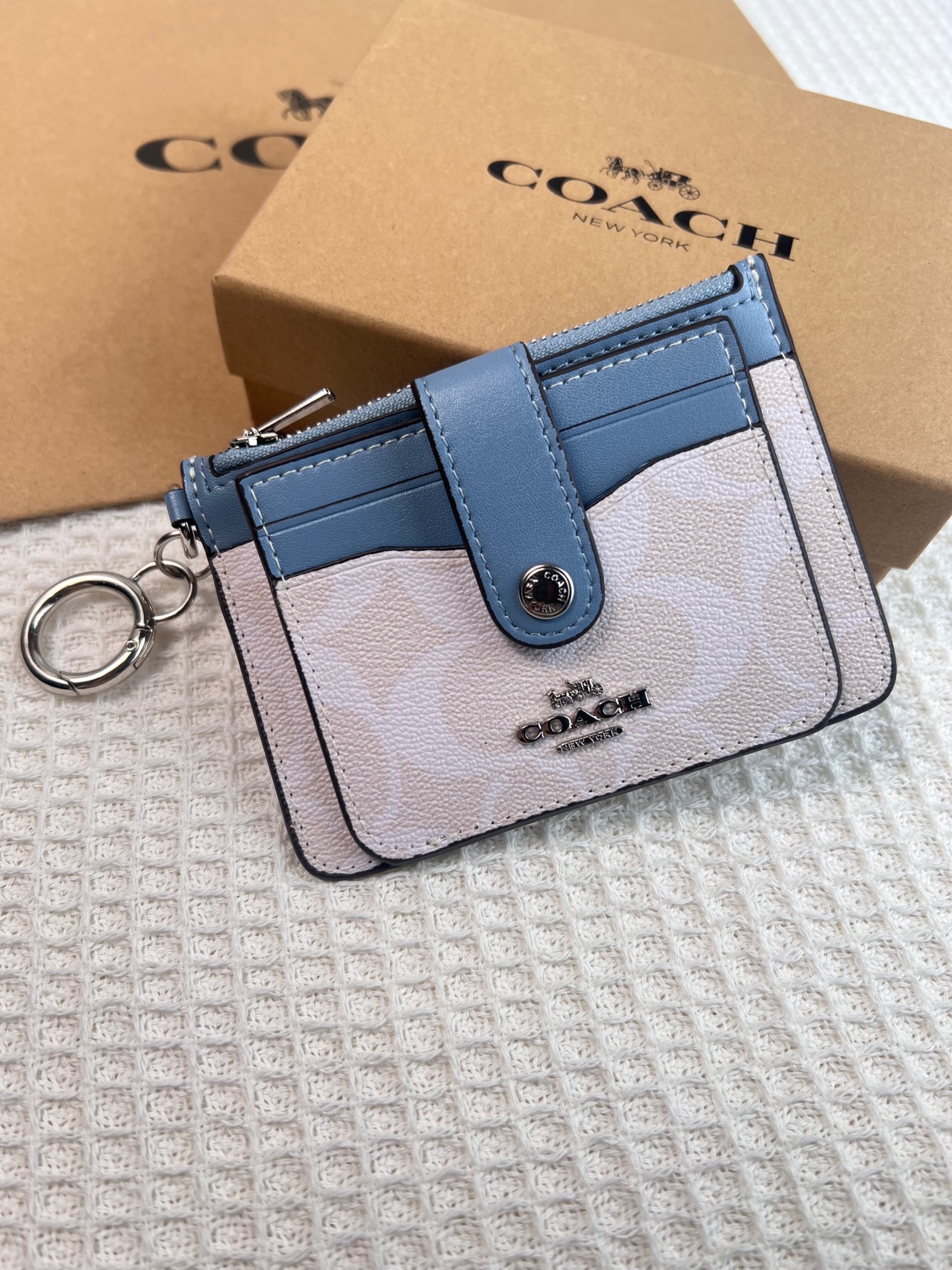 Coach ～新款coach卡包C7398老花白配蓝色