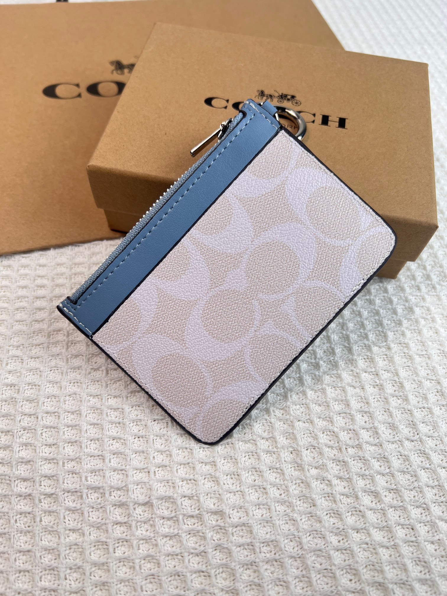 Coach ～新款coach卡包C7398老花白配蓝色