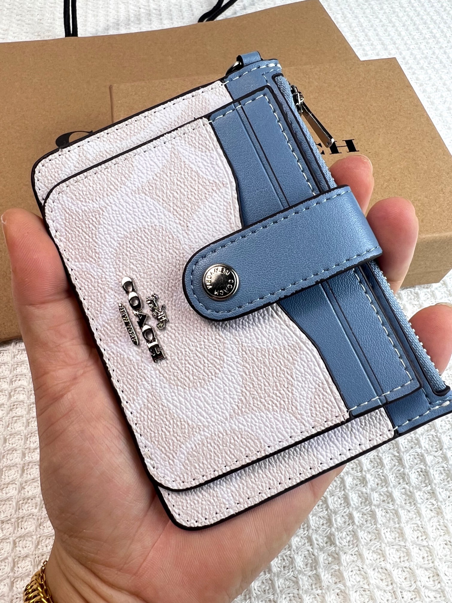 Coach ～新款coach卡包C7398老花白配蓝色