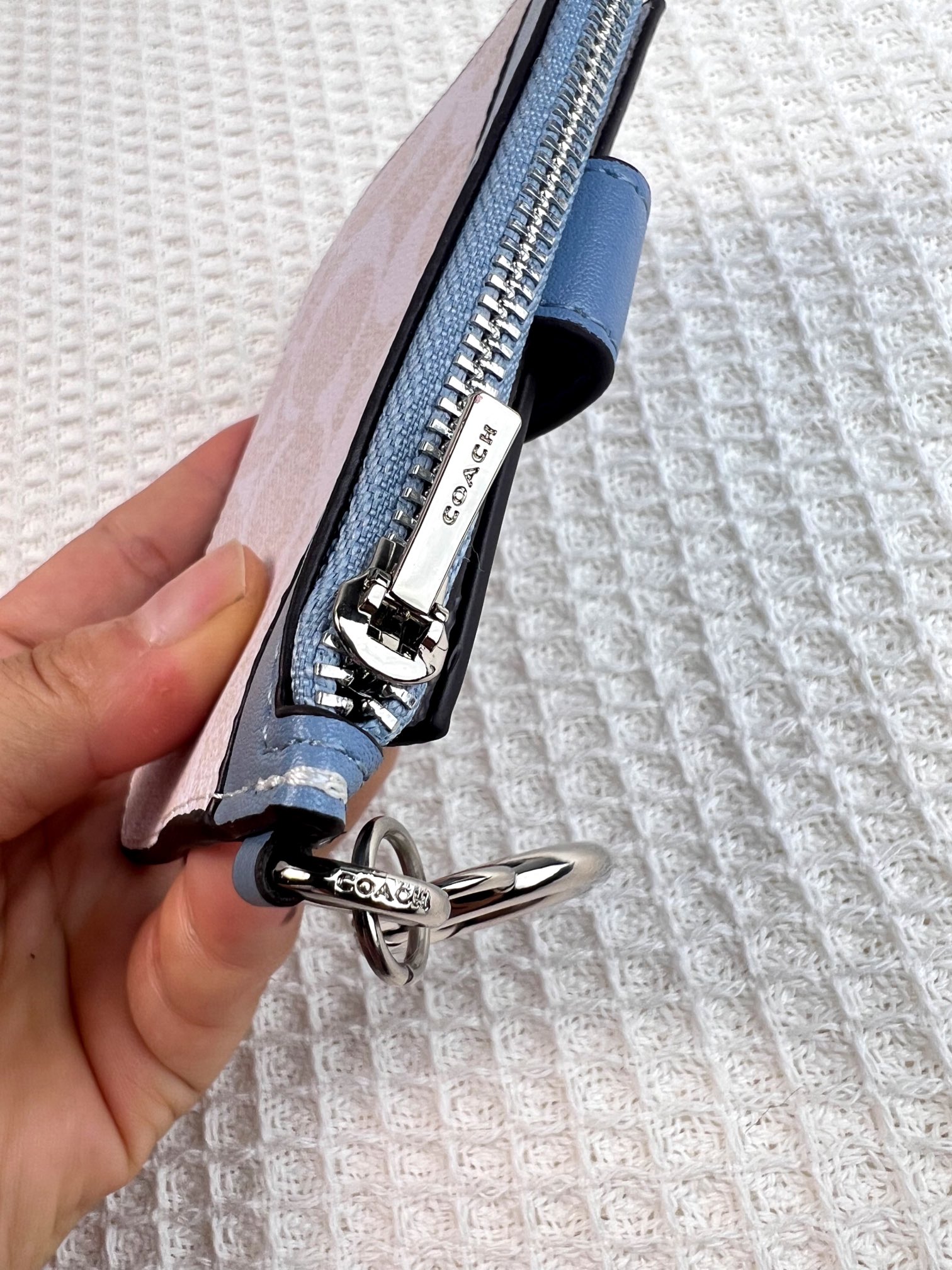 Coach ～新款coach卡包C7398老花白配蓝色