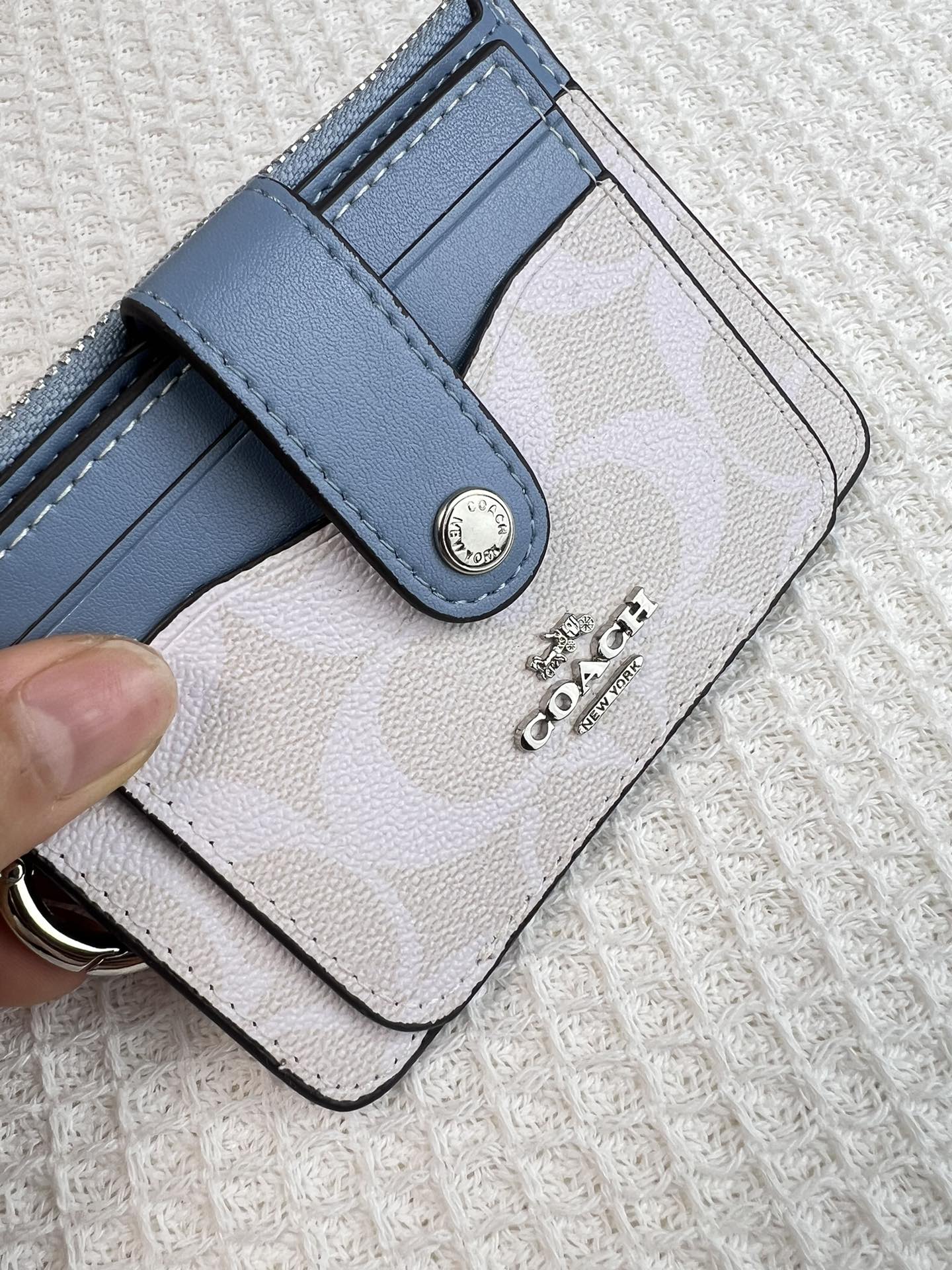 Coach ～新款coach卡包C7398老花白配蓝色