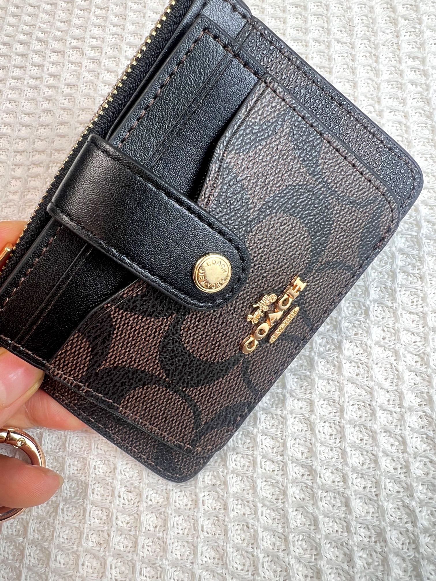 Coach ～新款coach卡包C7398咖啡配黑色