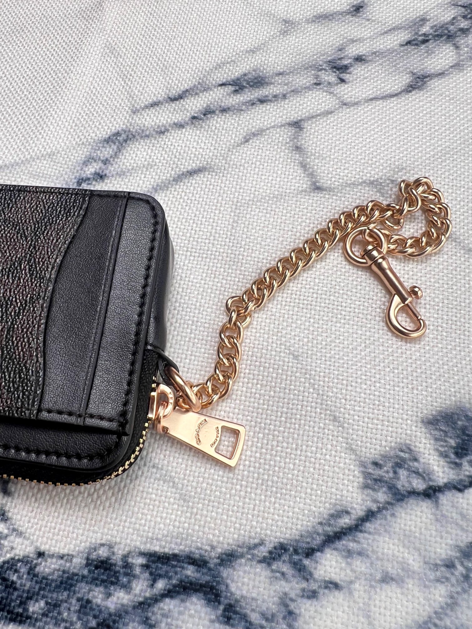 Coach ～Coach 新品 链条小卡包黑配咖啡色C0058