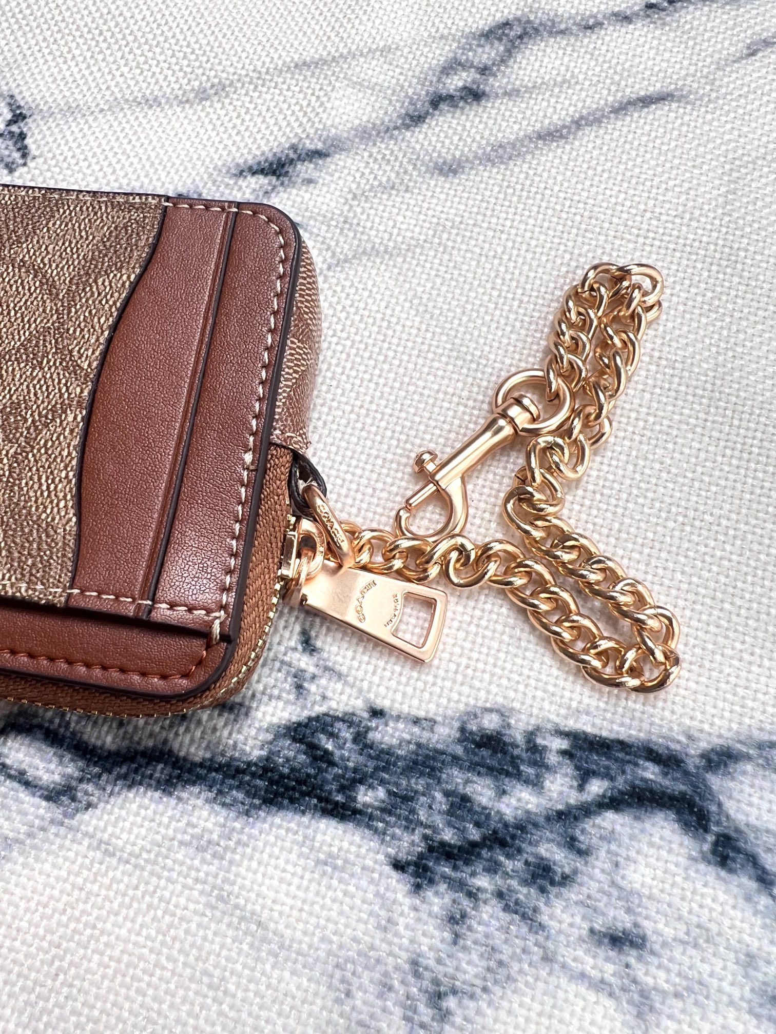 Coach ～Coach 新品 链条小卡包卡其配棕色C0058